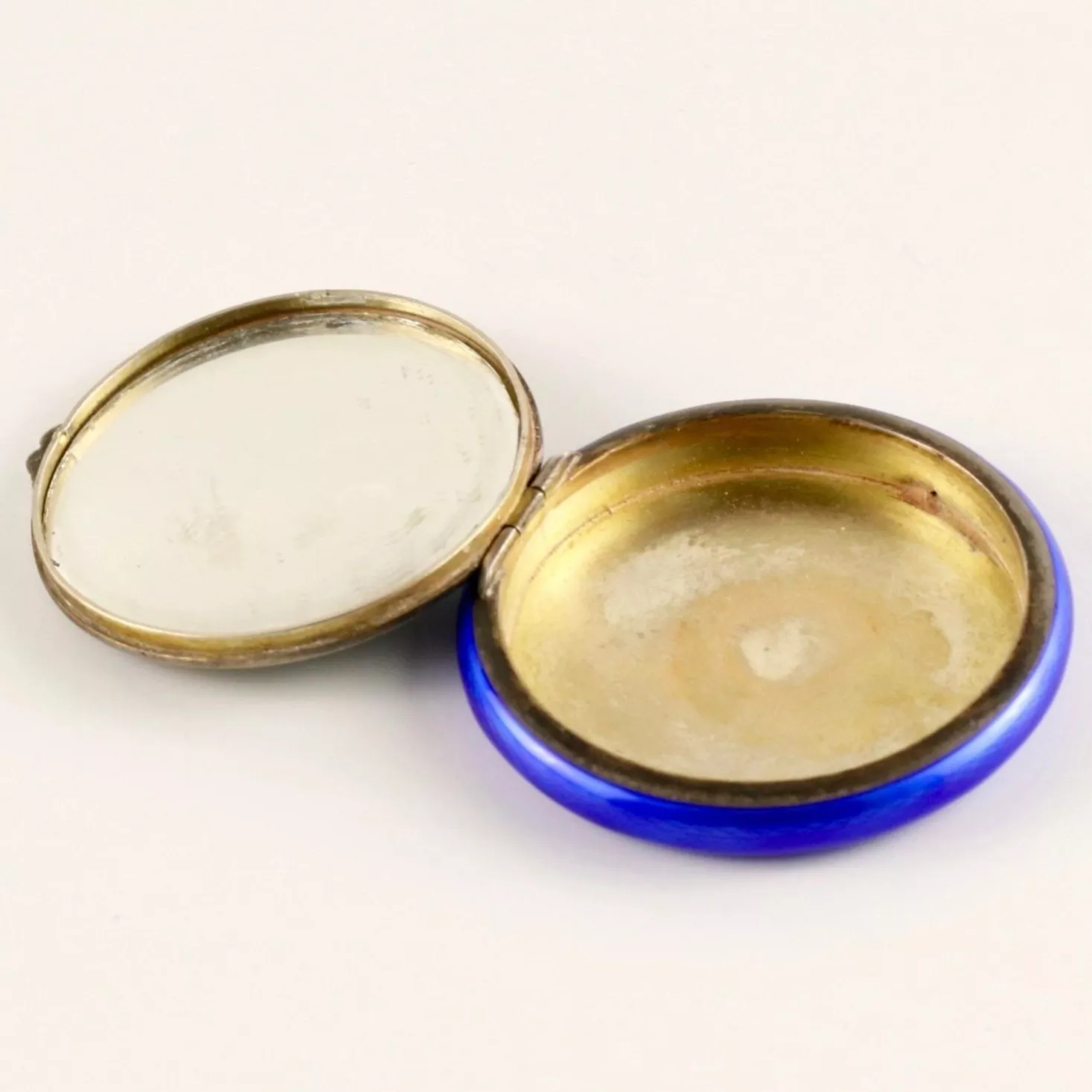 Boîte à poudre en argent. Estonie.  Annees 1920. 