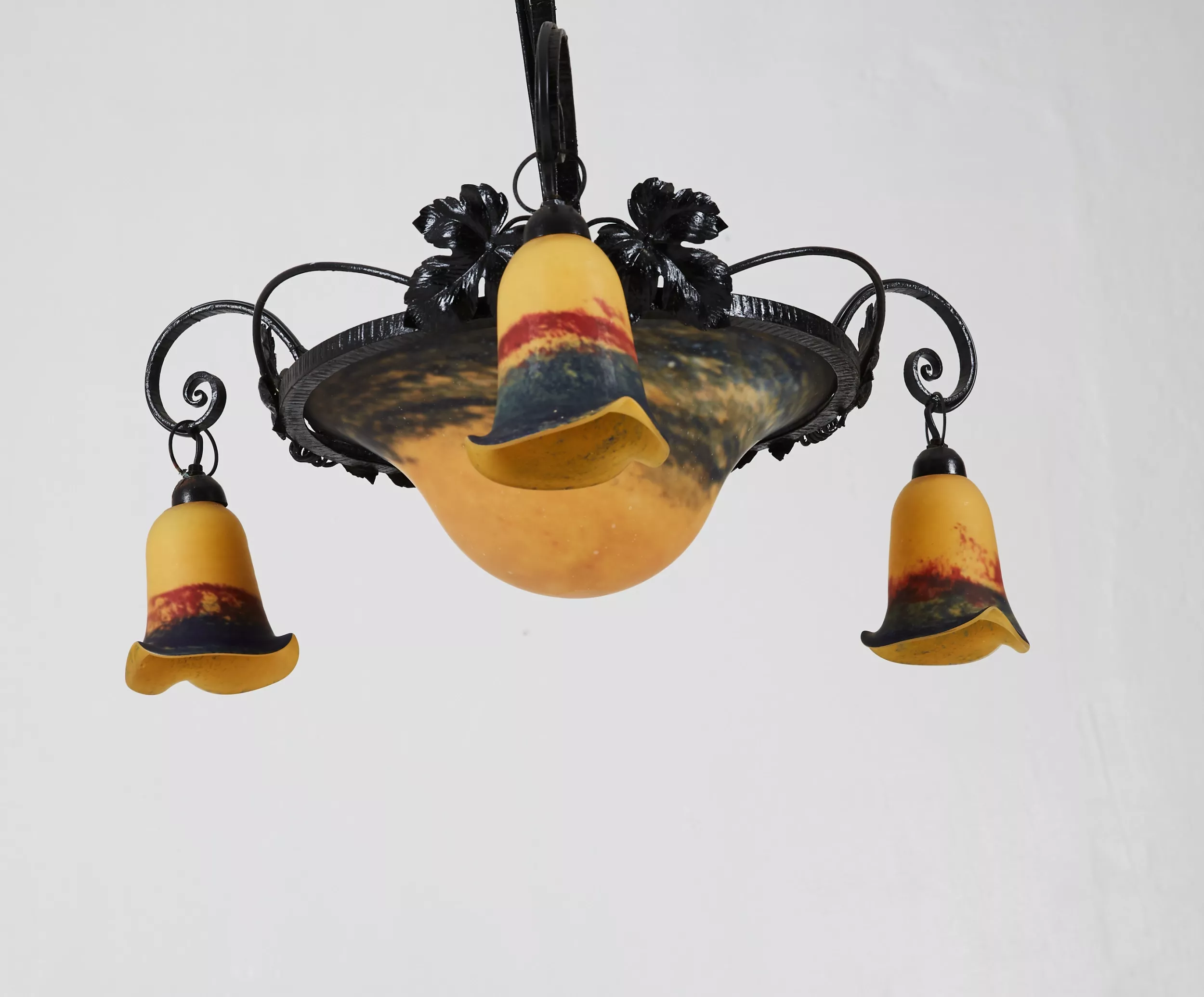 Lustre de style Art Nouveau France 20ème siècle. 