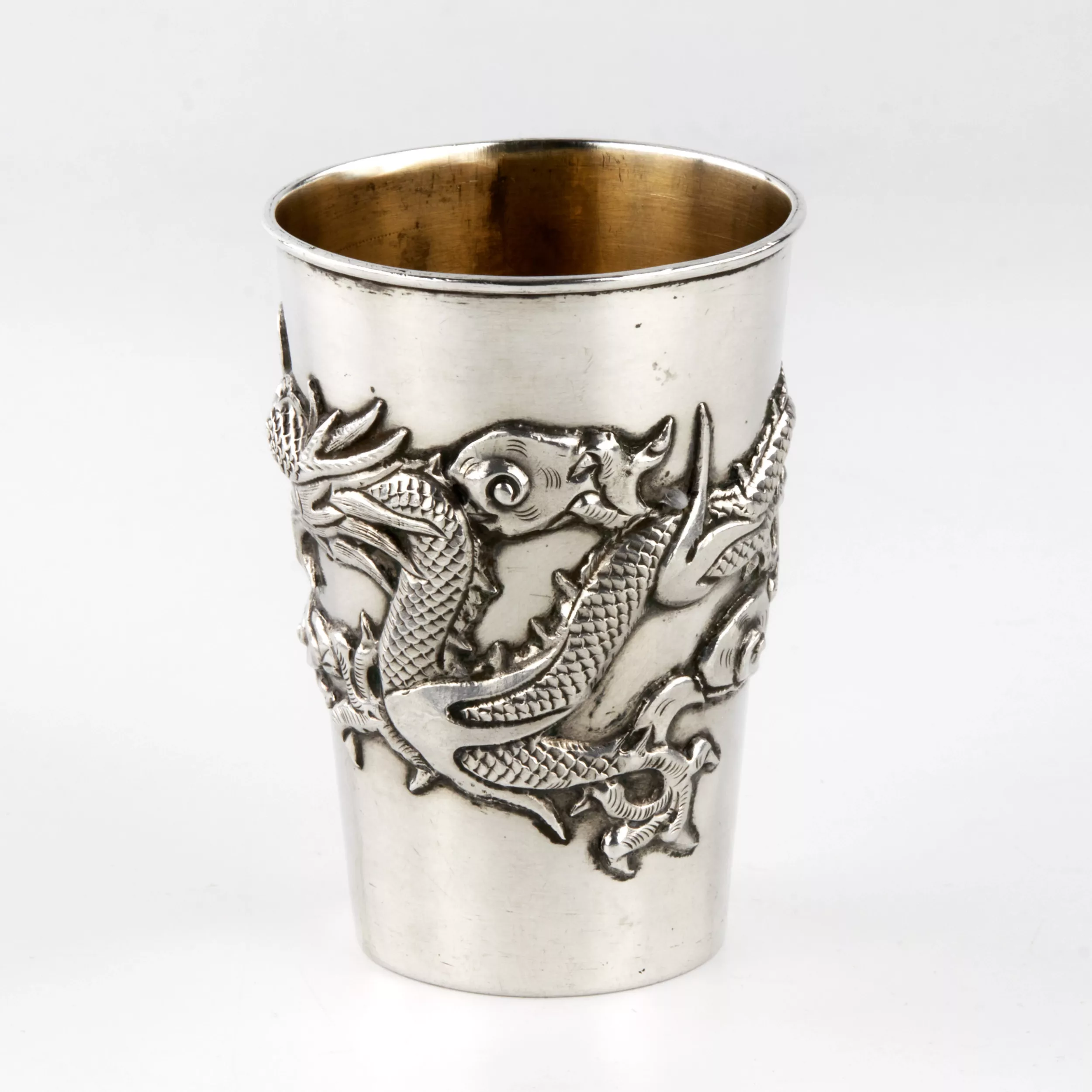 GOBELET EN ARGENT CHINOIS À DÉCOR DE DRAGON. CHINE, XXe SIÈCLE