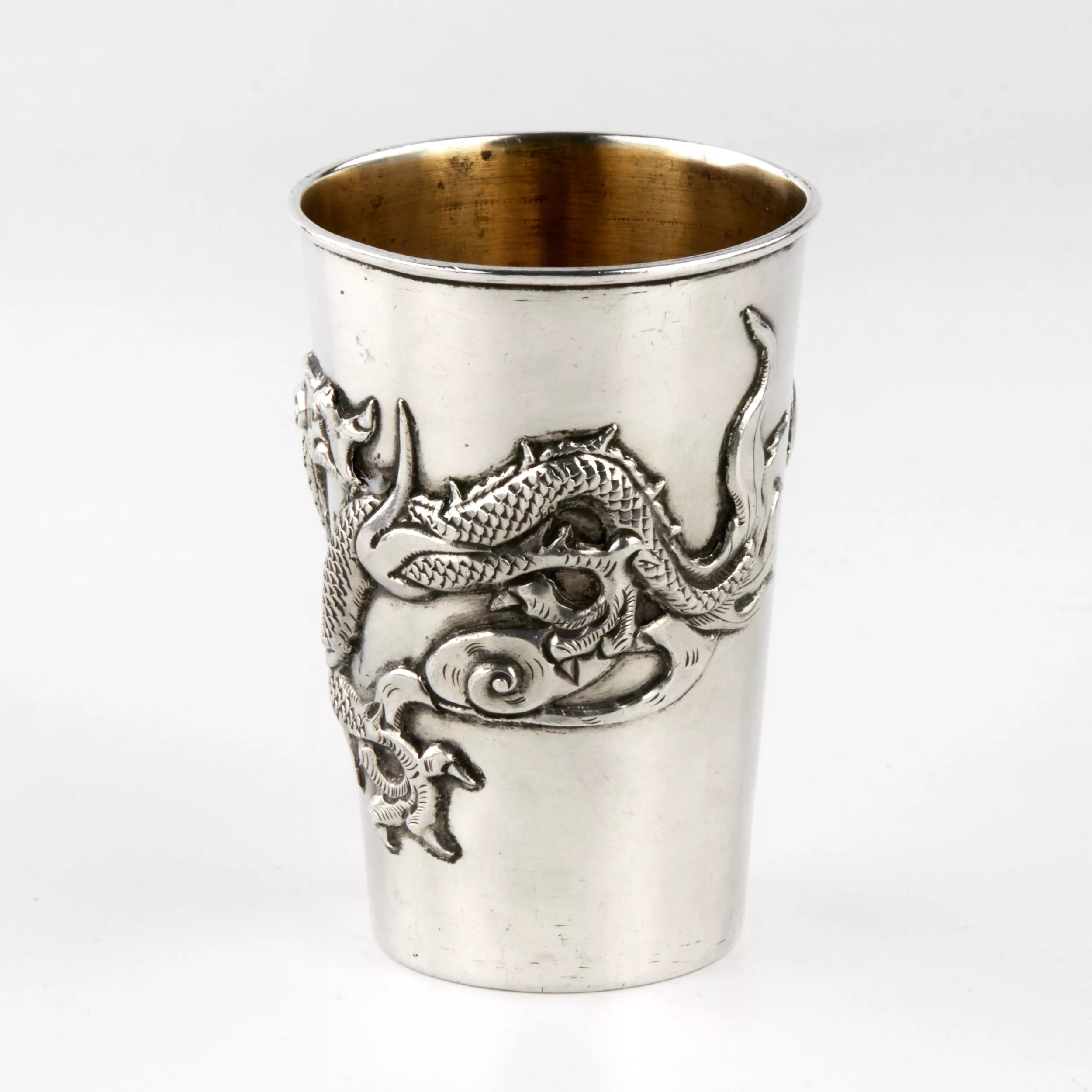 GOBELET EN ARGENT CHINOIS À DÉCOR DE DRAGON. CHINE, XXe SIÈCLE
