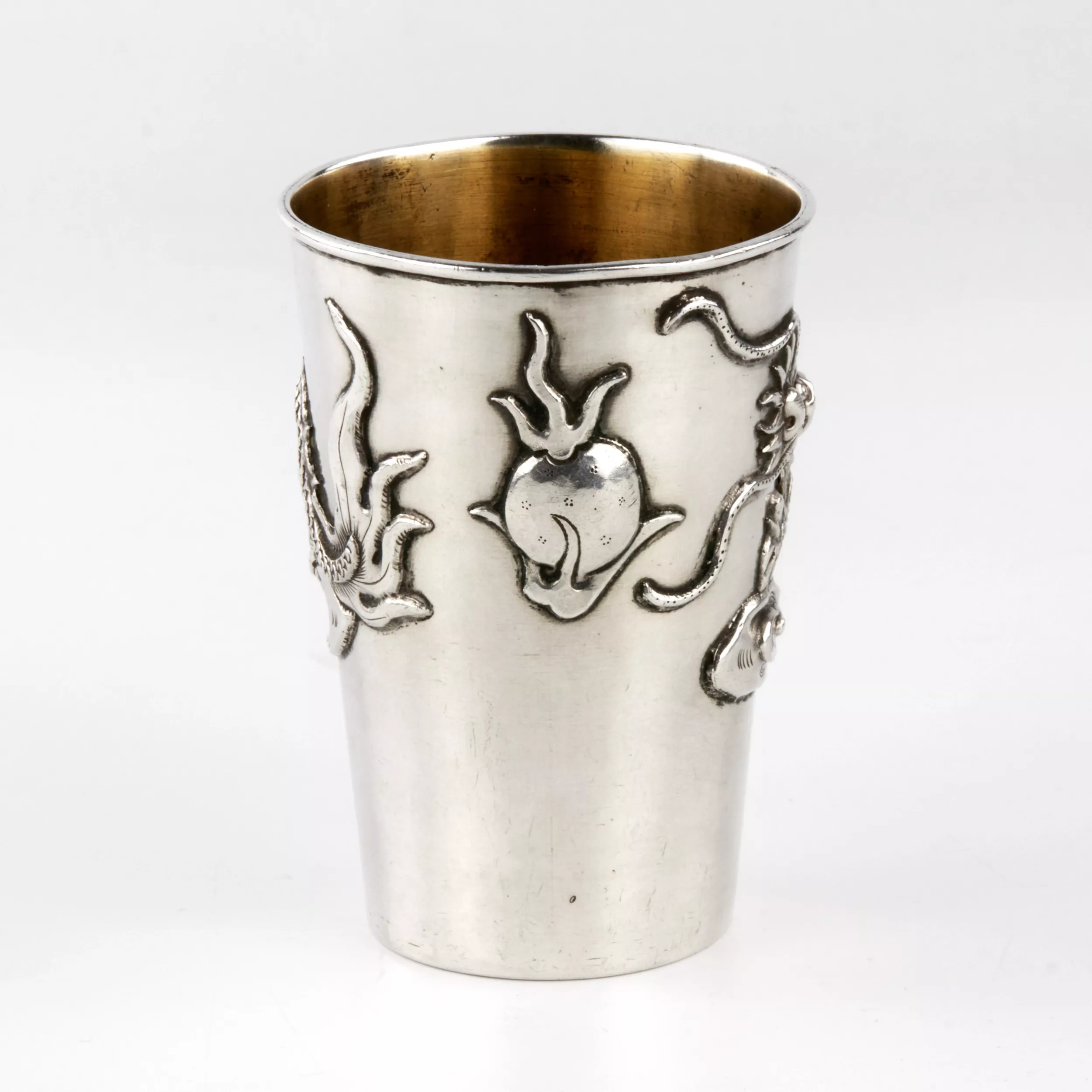 GOBELET EN ARGENT CHINOIS À DÉCOR DE DRAGON. CHINE, XXe SIÈCLE