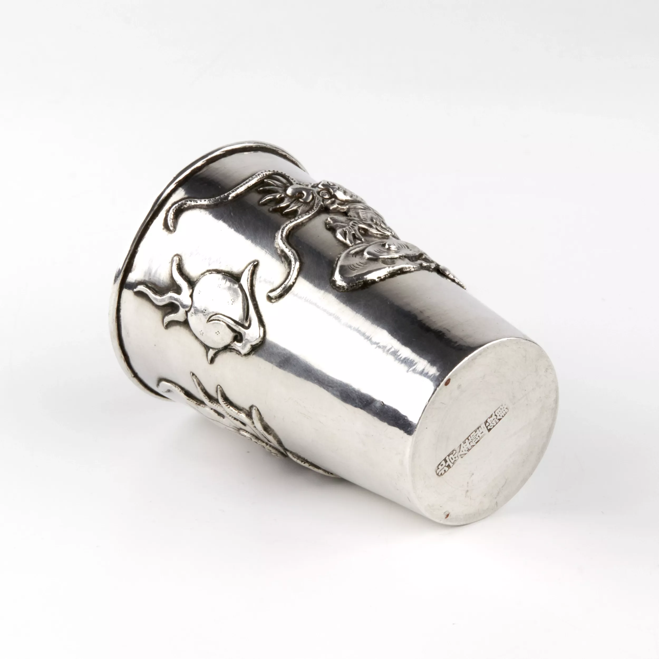 GOBELET EN ARGENT CHINOIS À DÉCOR DE DRAGON. CHINE, XXe SIÈCLE