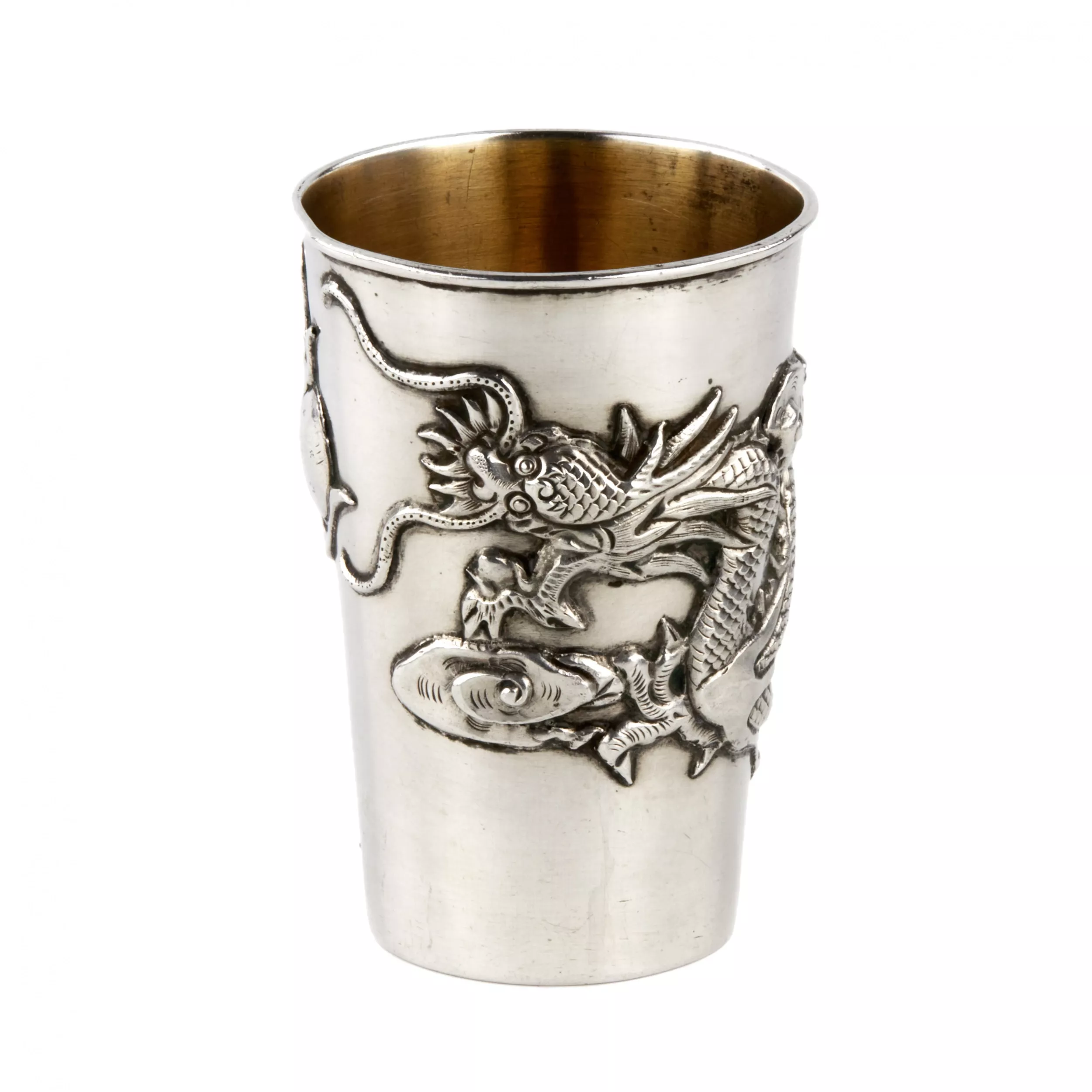 GOBELET EN ARGENT CHINOIS À DÉCOR DE DRAGON. CHINE, XXe SIÈCLE