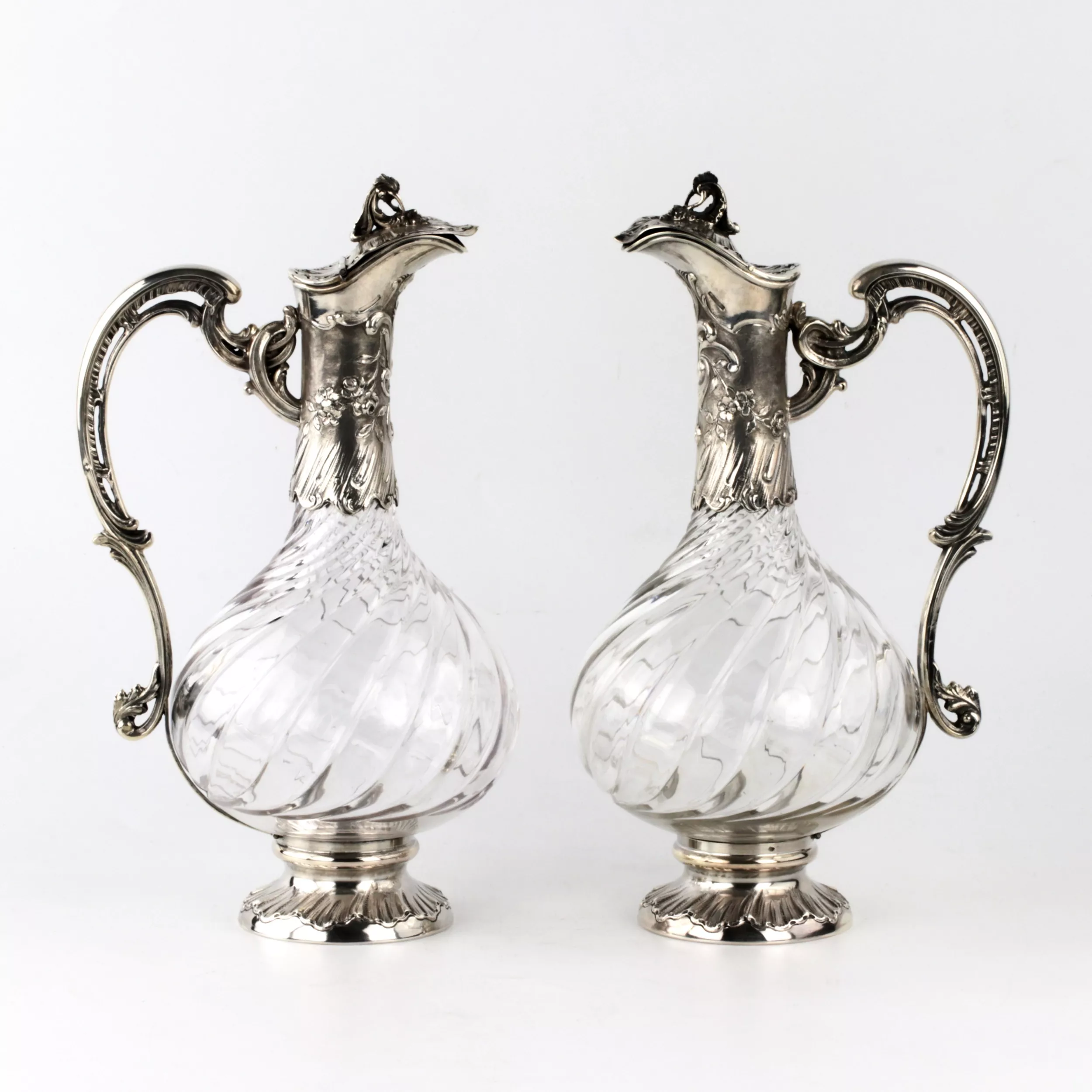 Paire de pichets à vin en argent de la fin du XIXe siècle. 