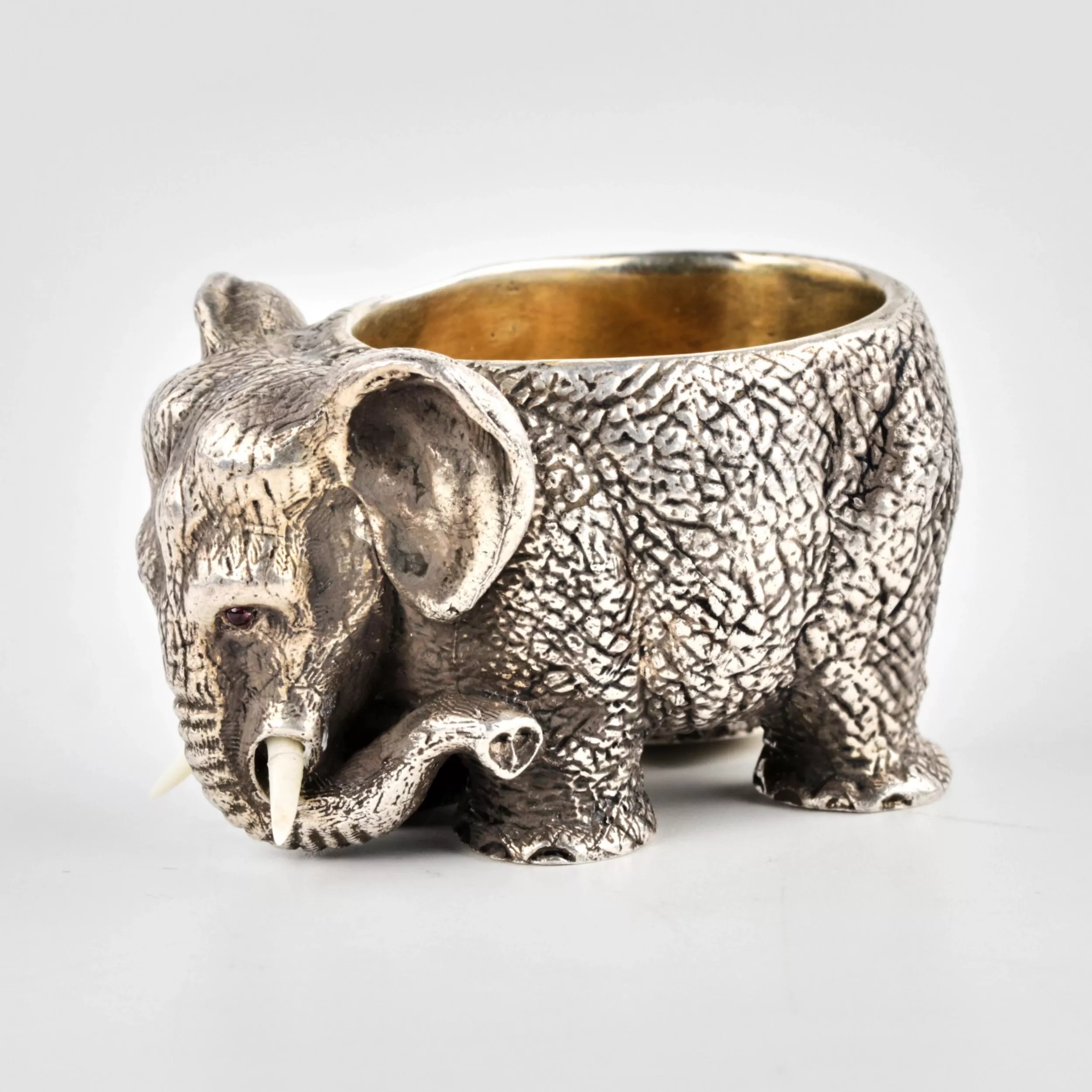Élephant salière en argent. 