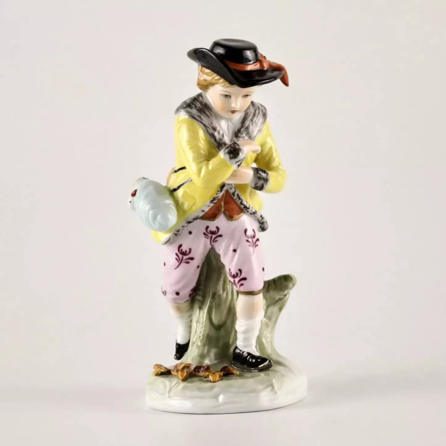 Figurine en porcelaine - allegorie de lhiver. SITZENDORF. 