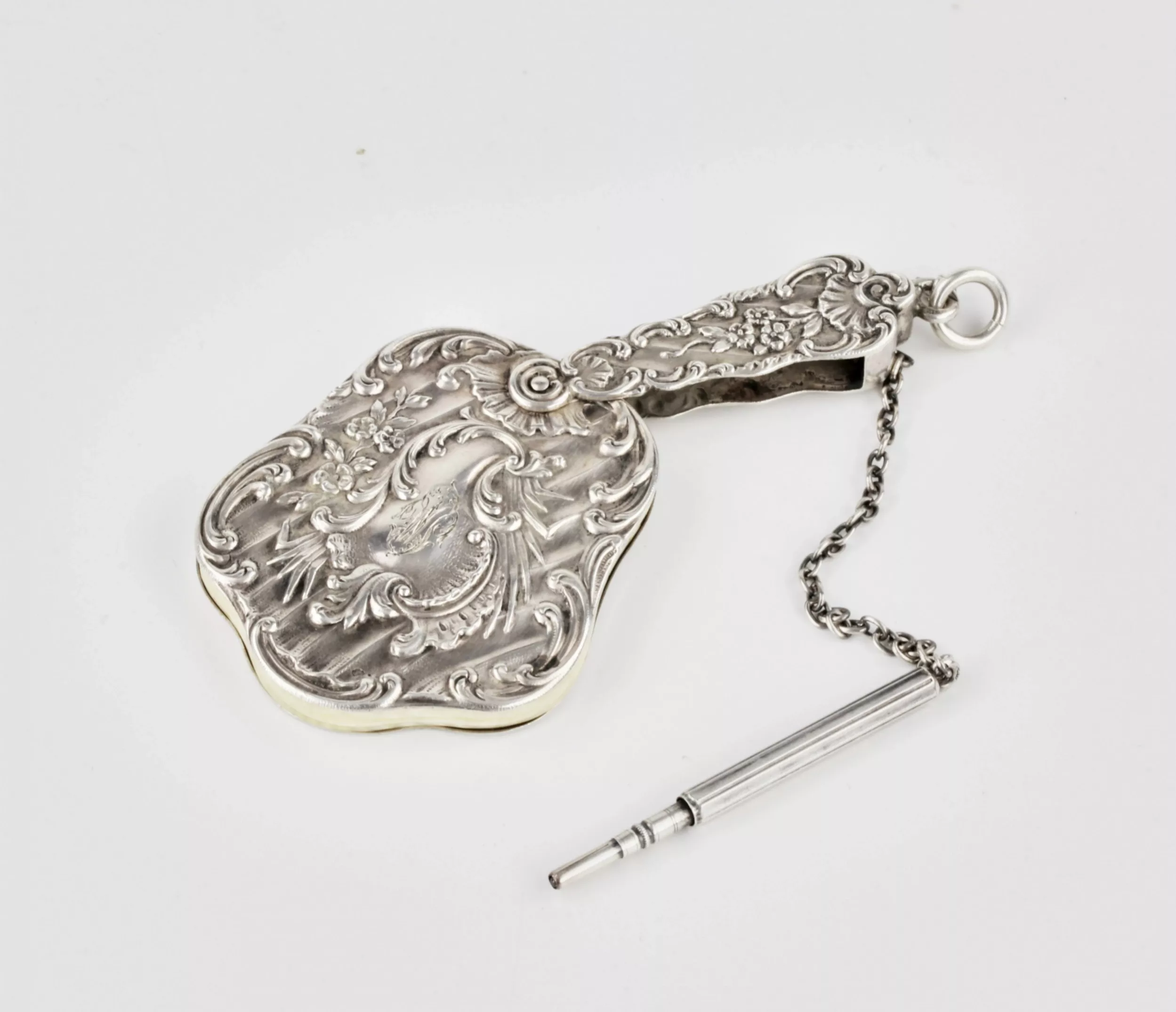 CARNET DE BAL DE DAME EN ARGENT AVEC FEUILLETS EN OS ET STYLET. FRANCE, TROISIÈME QUART DU XIXE SIÈCLE