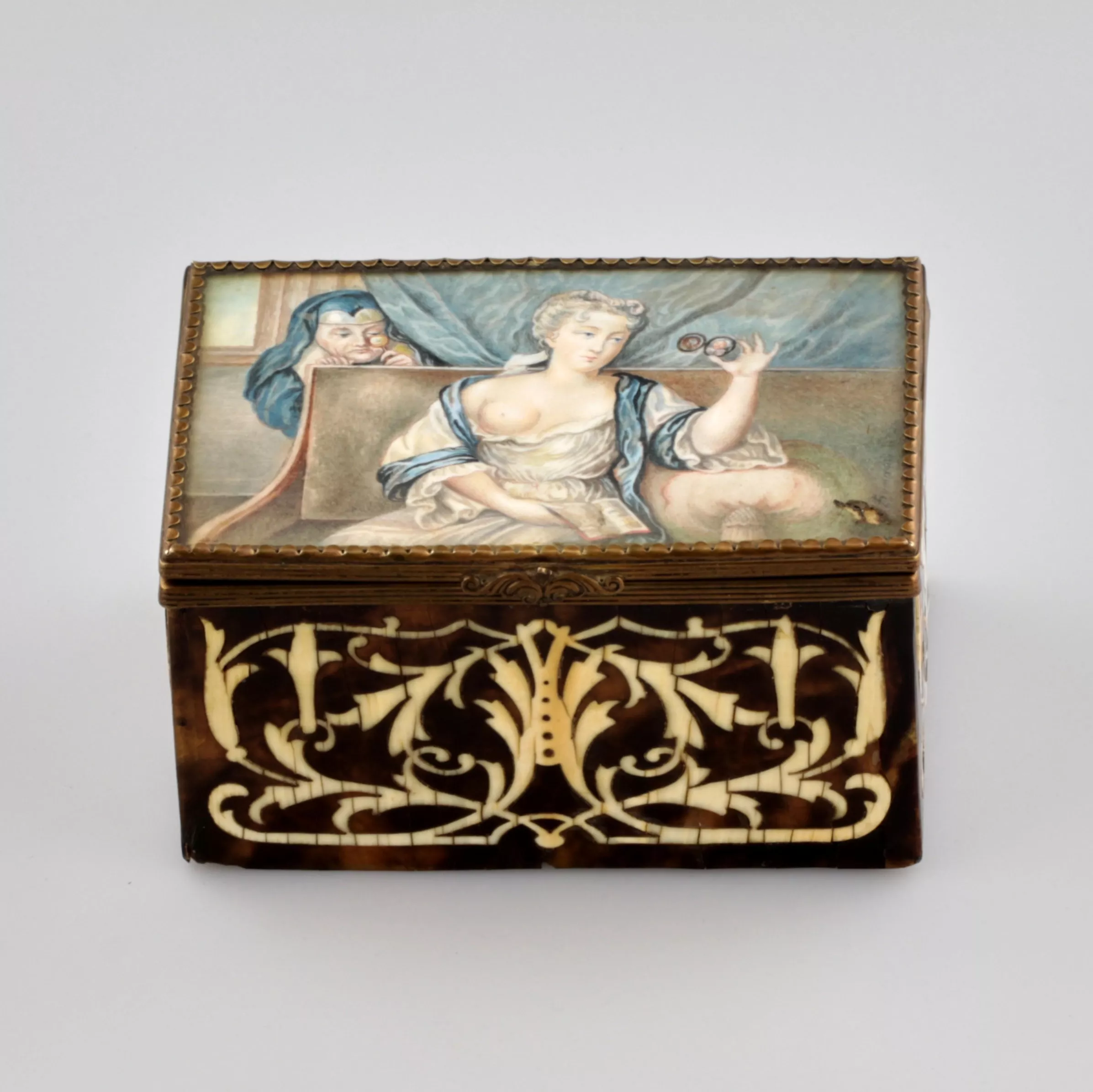 TORTOISESHELL AND IVORY CASKET WITH AN EROTIC GENRE SCENE. EUROPE, 19TH CENTURY