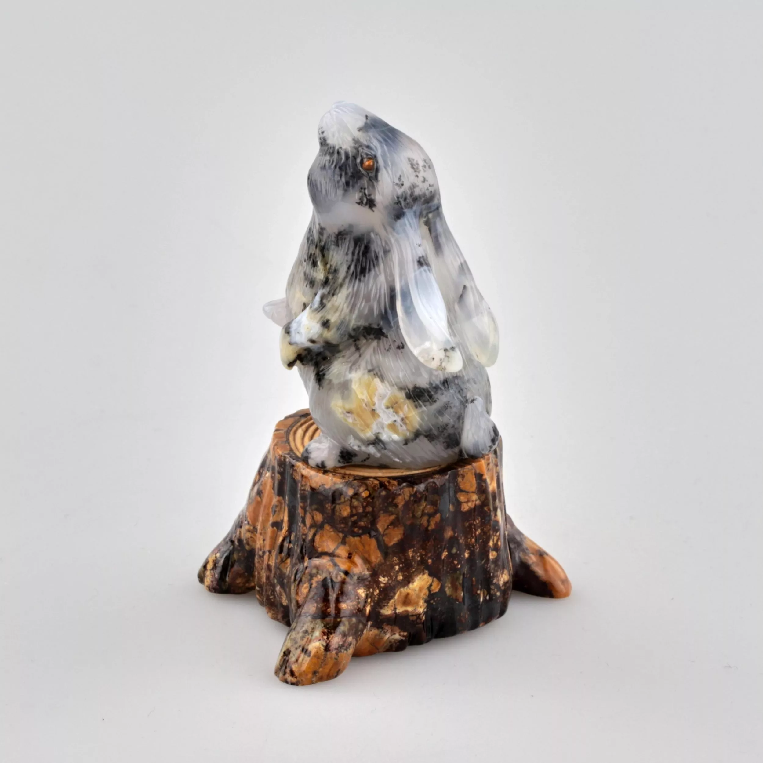 Figurine Lièvre sur une souche 
