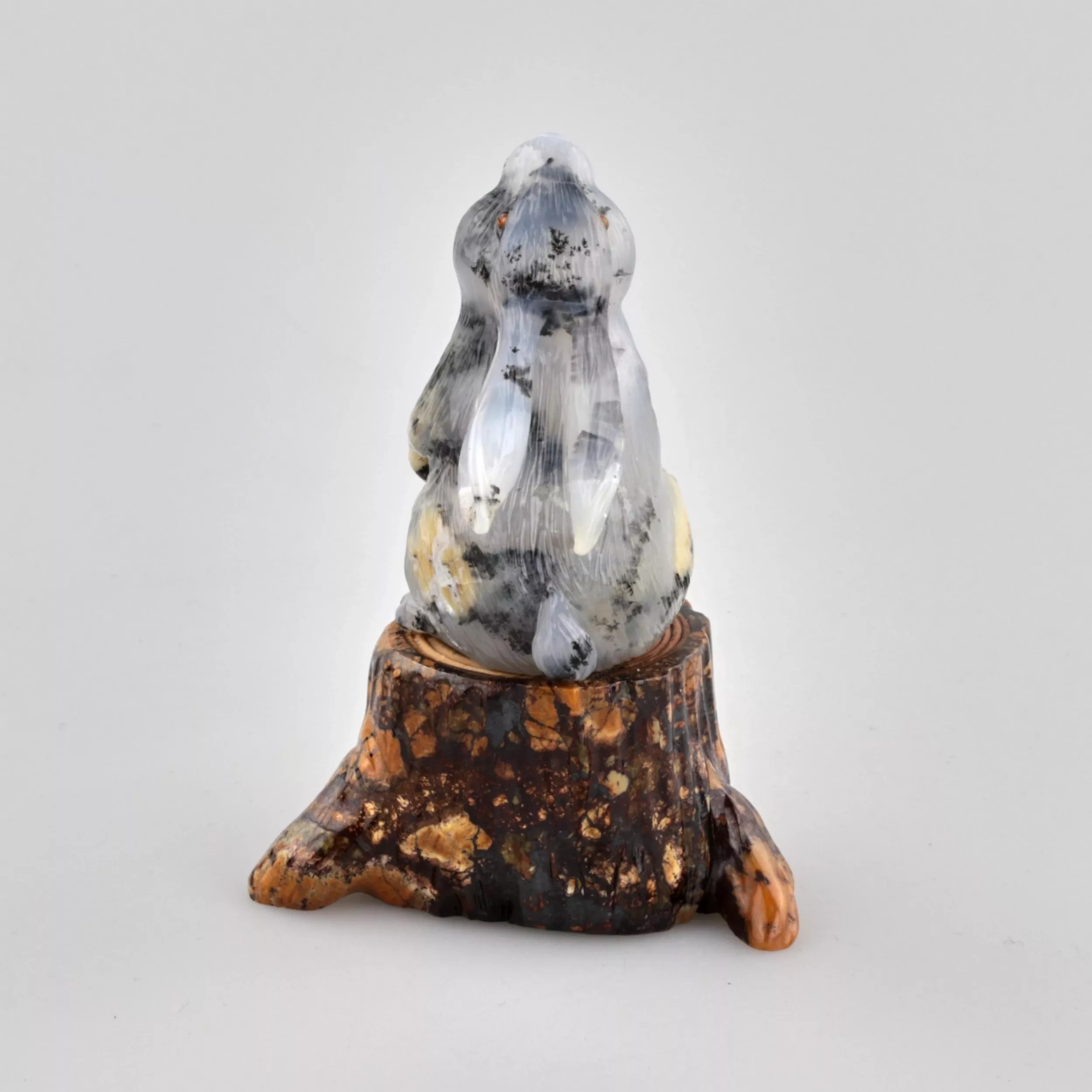 Figurine Lièvre sur une souche 