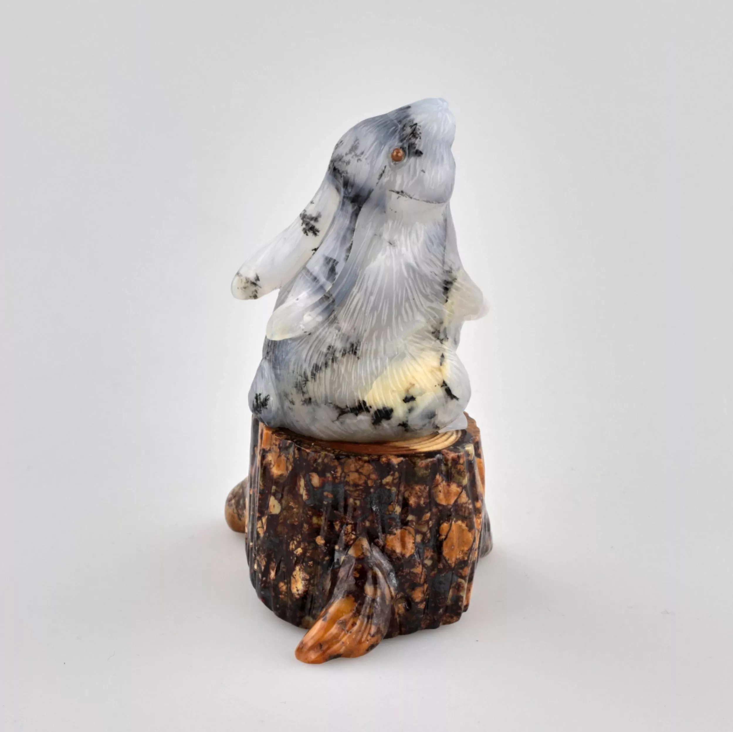 Figurine Lièvre sur une souche 