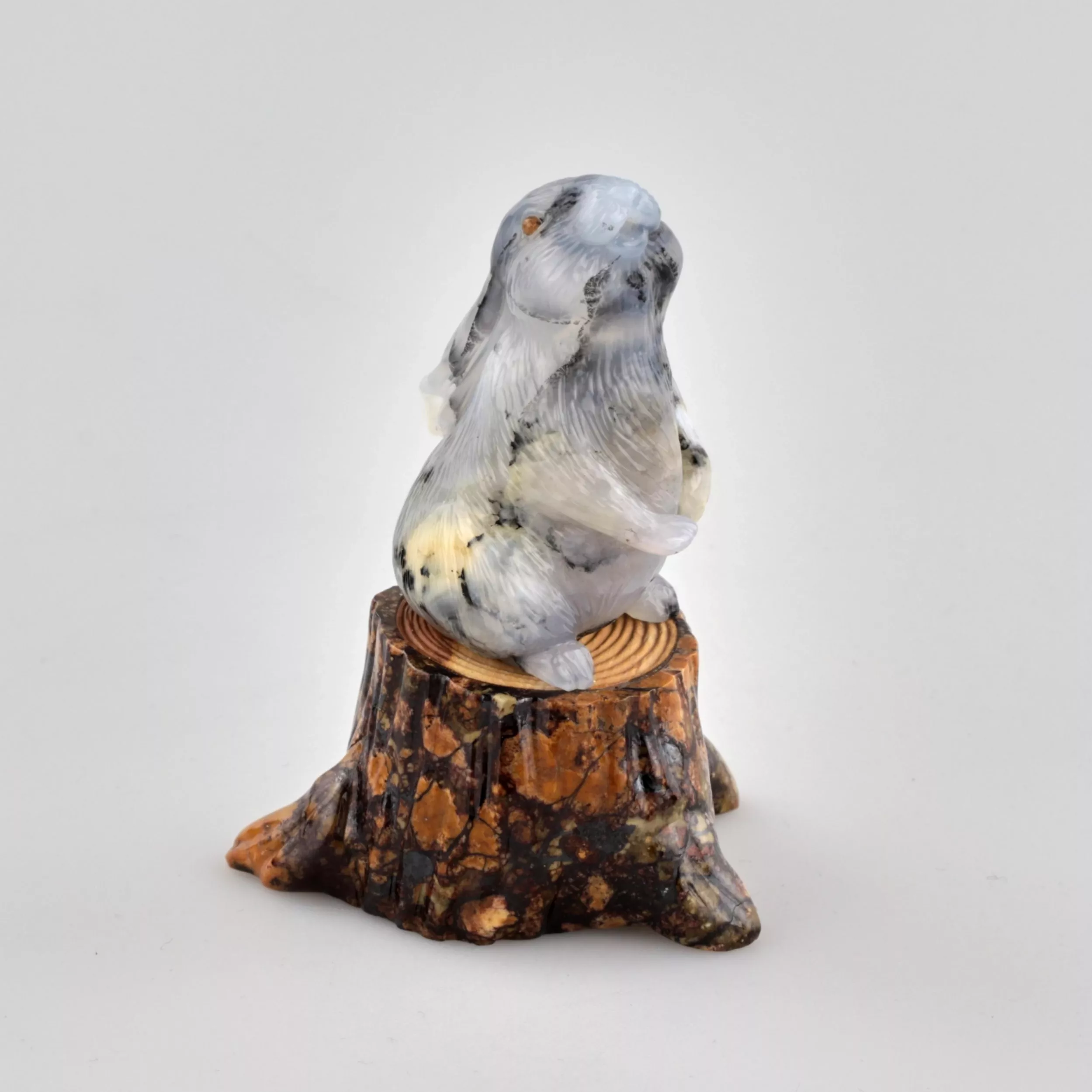Figurine Lièvre sur une souche 