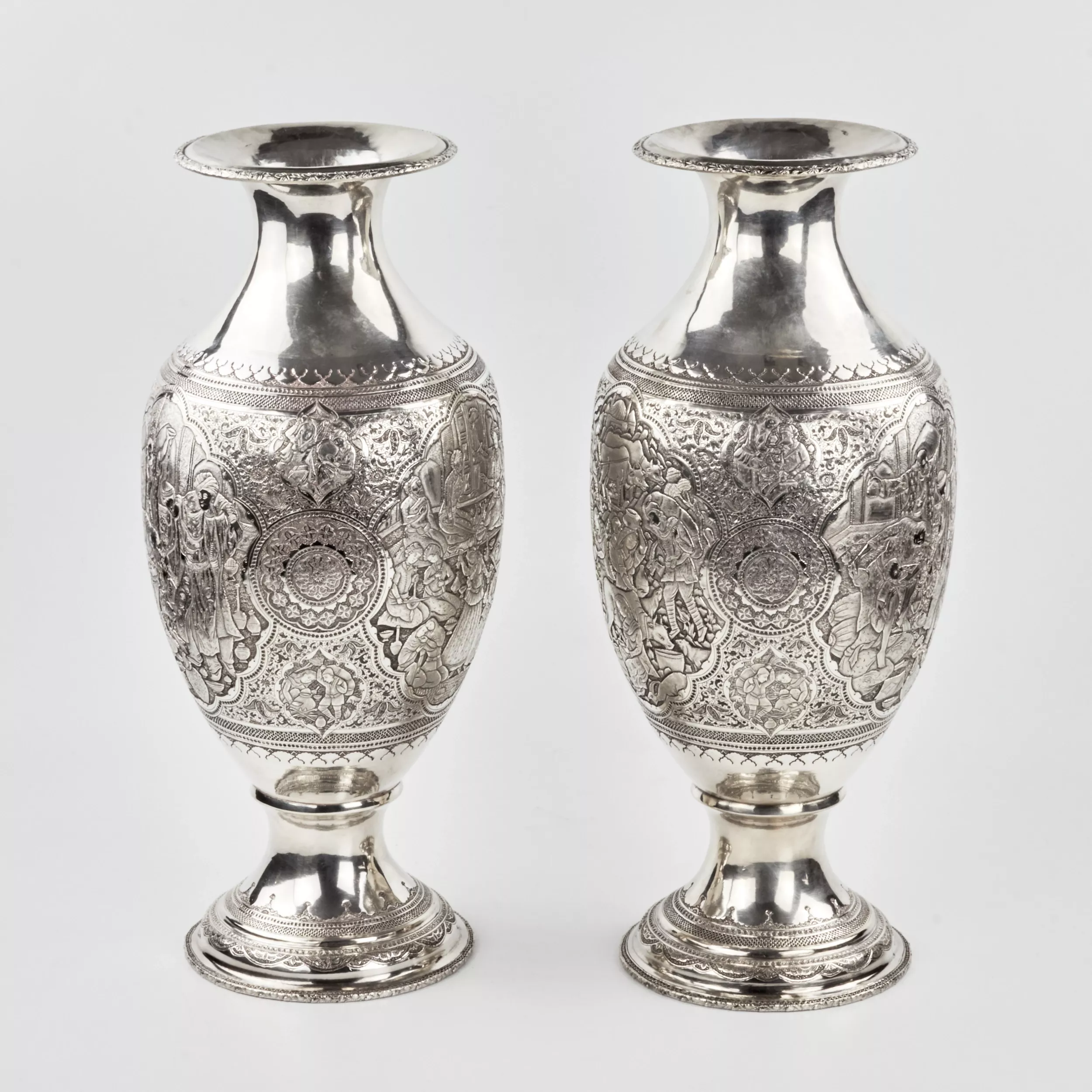 Une paire de vases persans en argent en forme damphore. 