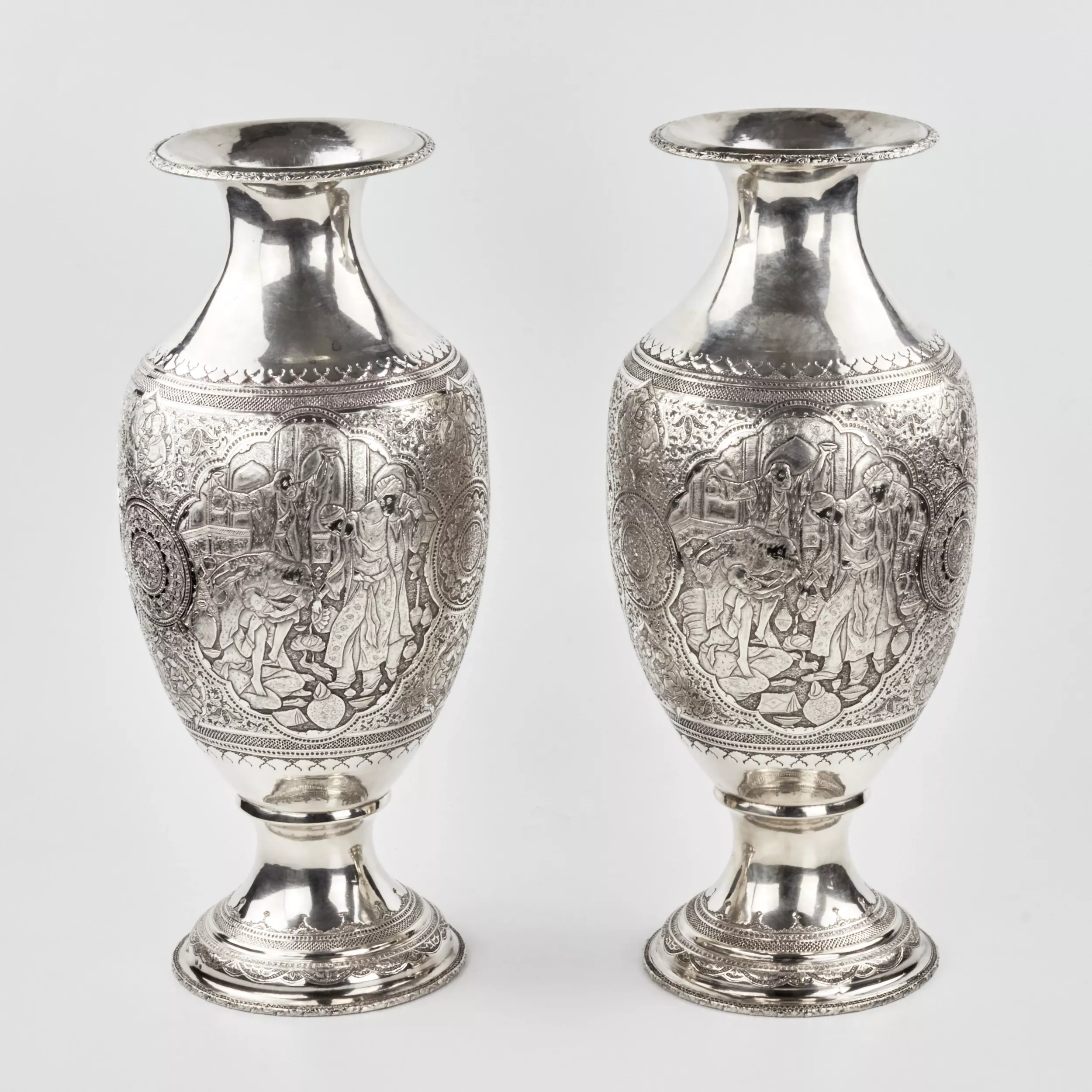 Une paire de vases persans en argent en forme damphore. 