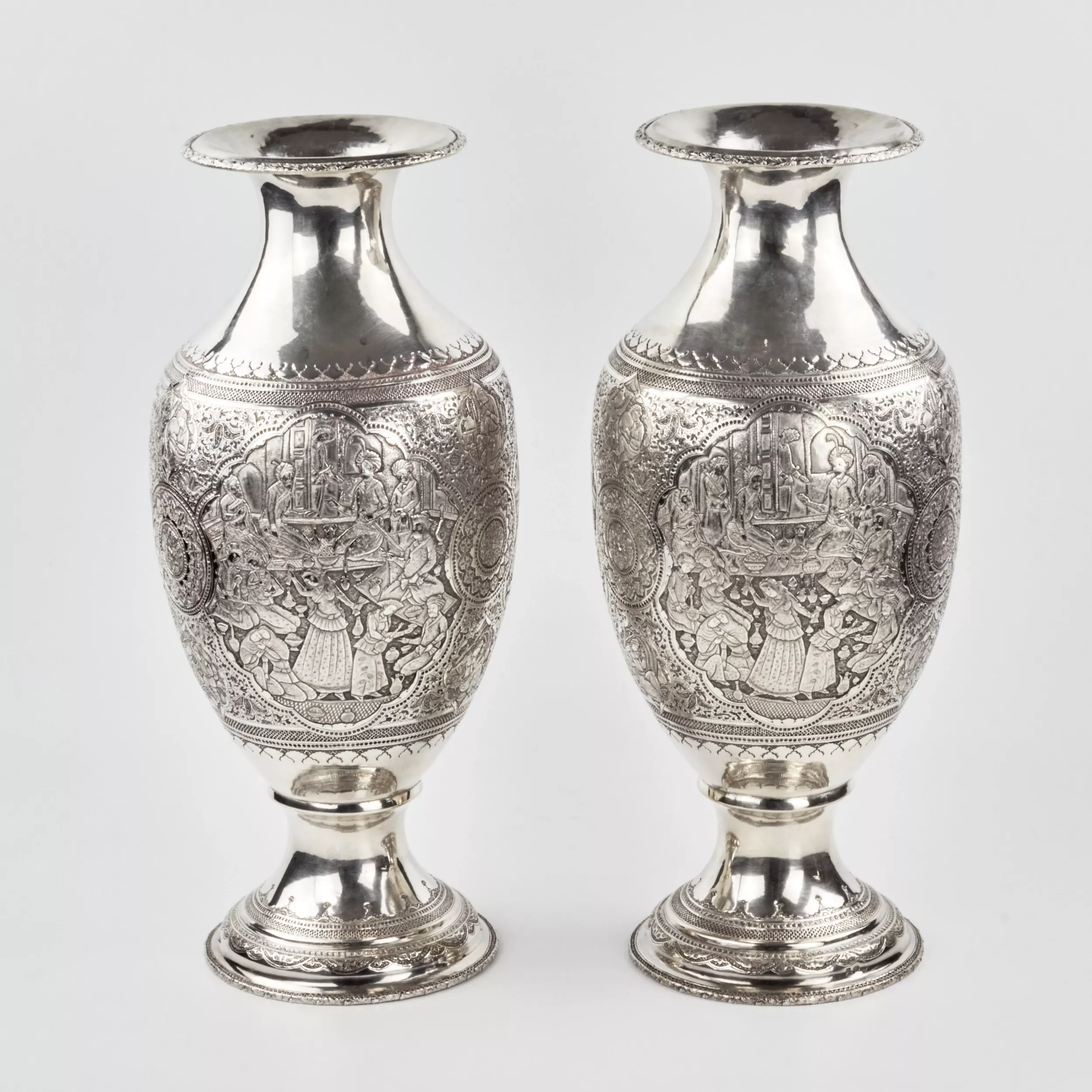 Une paire de vases persans en argent en forme damphore. 