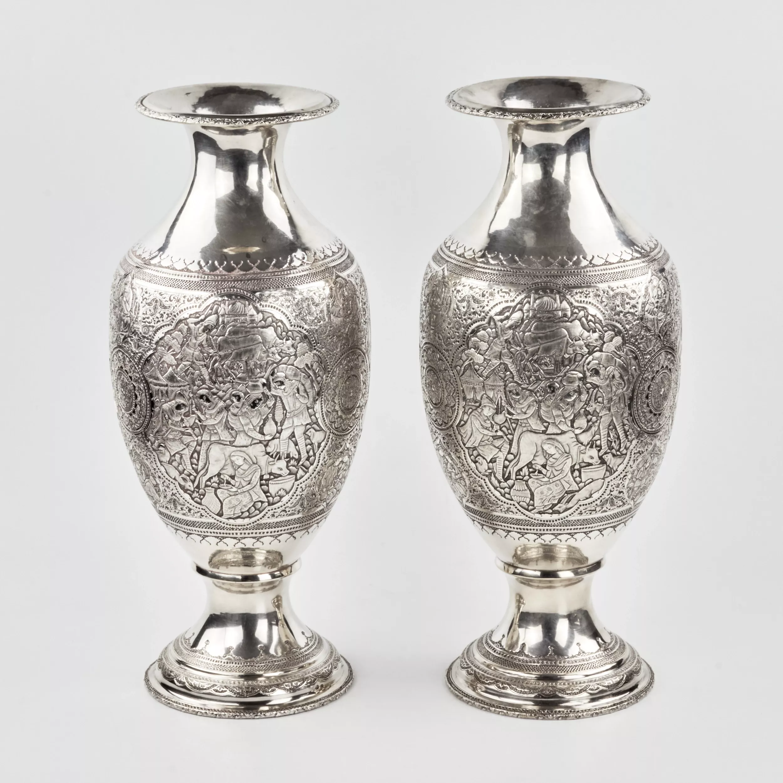 Une paire de vases persans en argent en forme damphore. 
