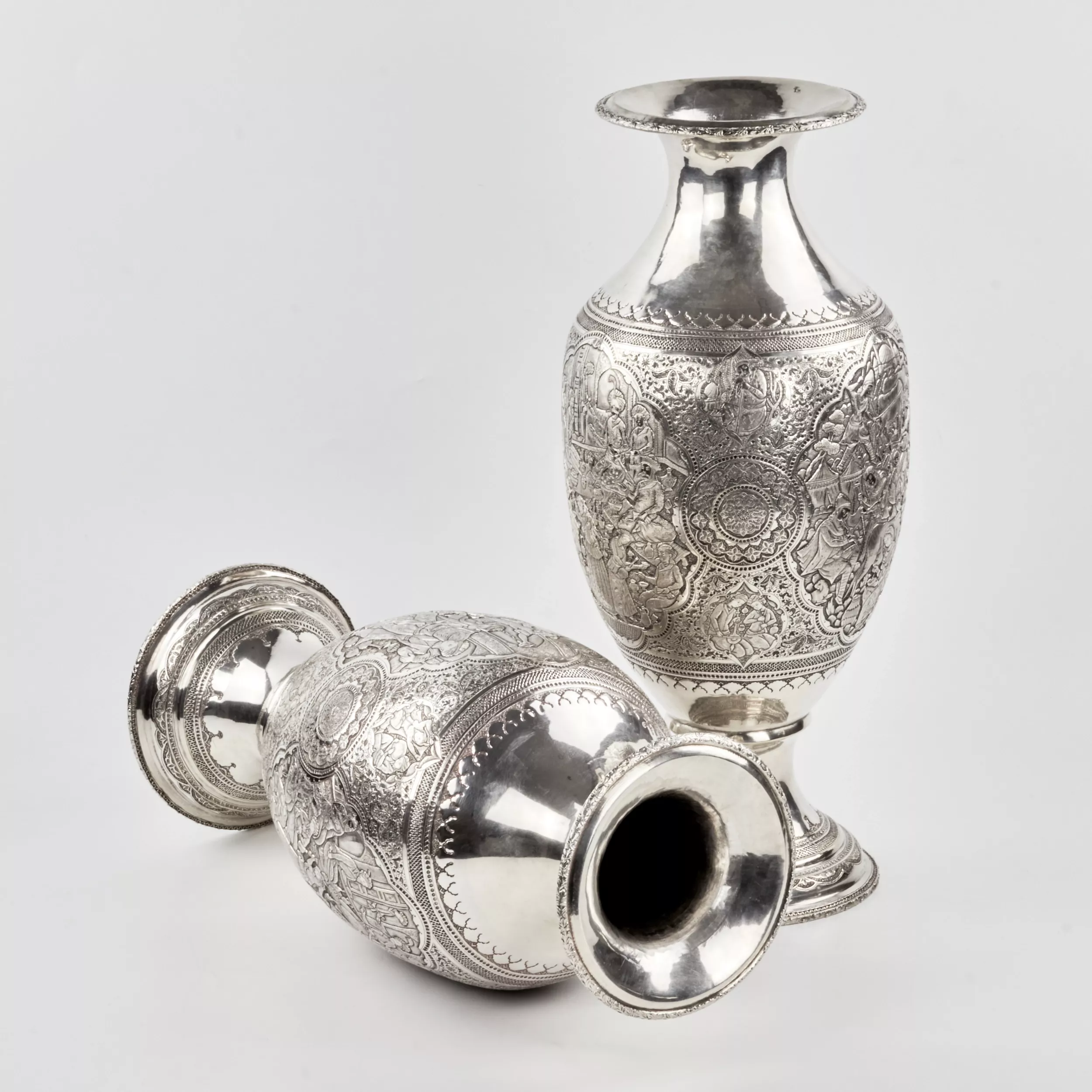 Une paire de vases persans en argent en forme damphore. 