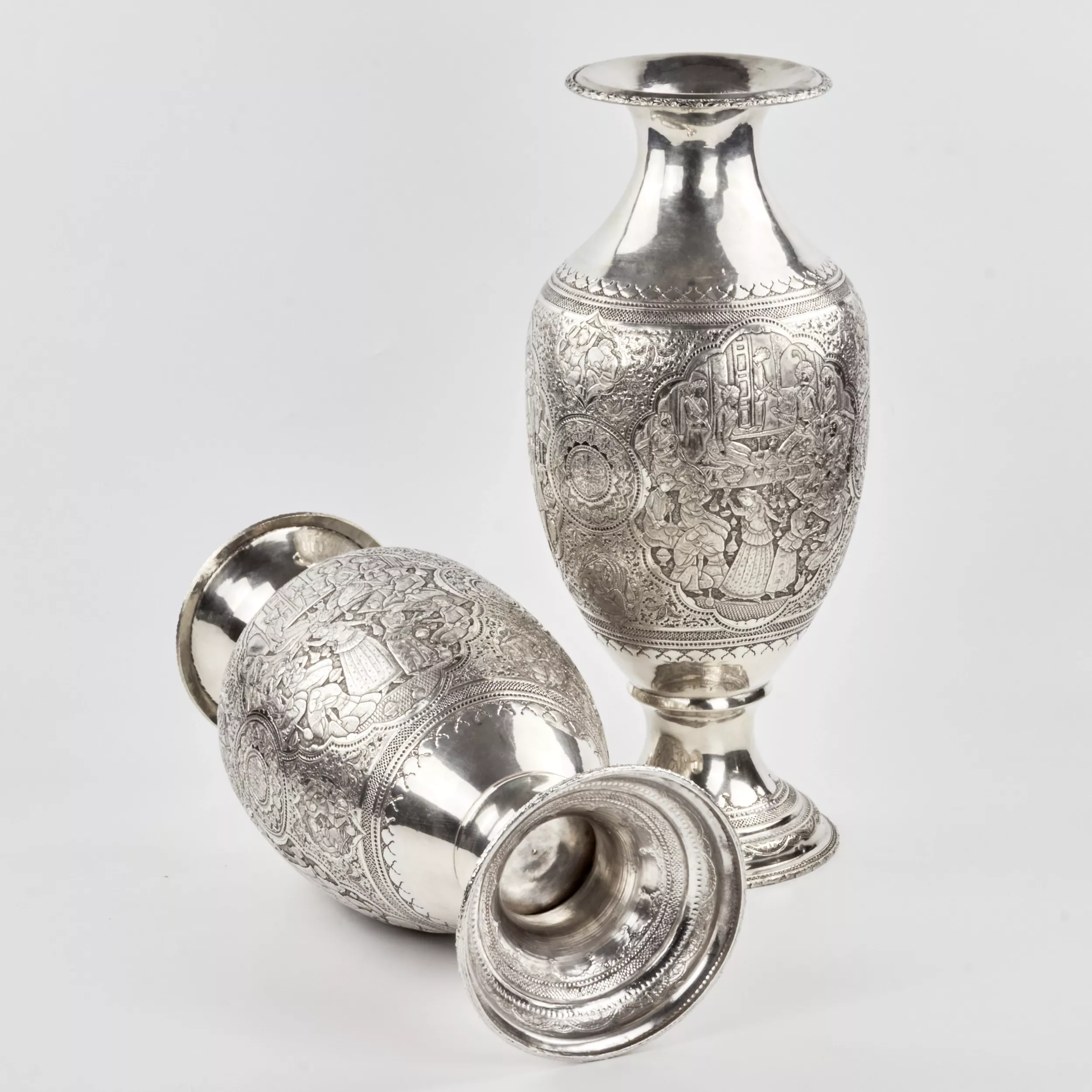 Une paire de vases persans en argent en forme damphore. 