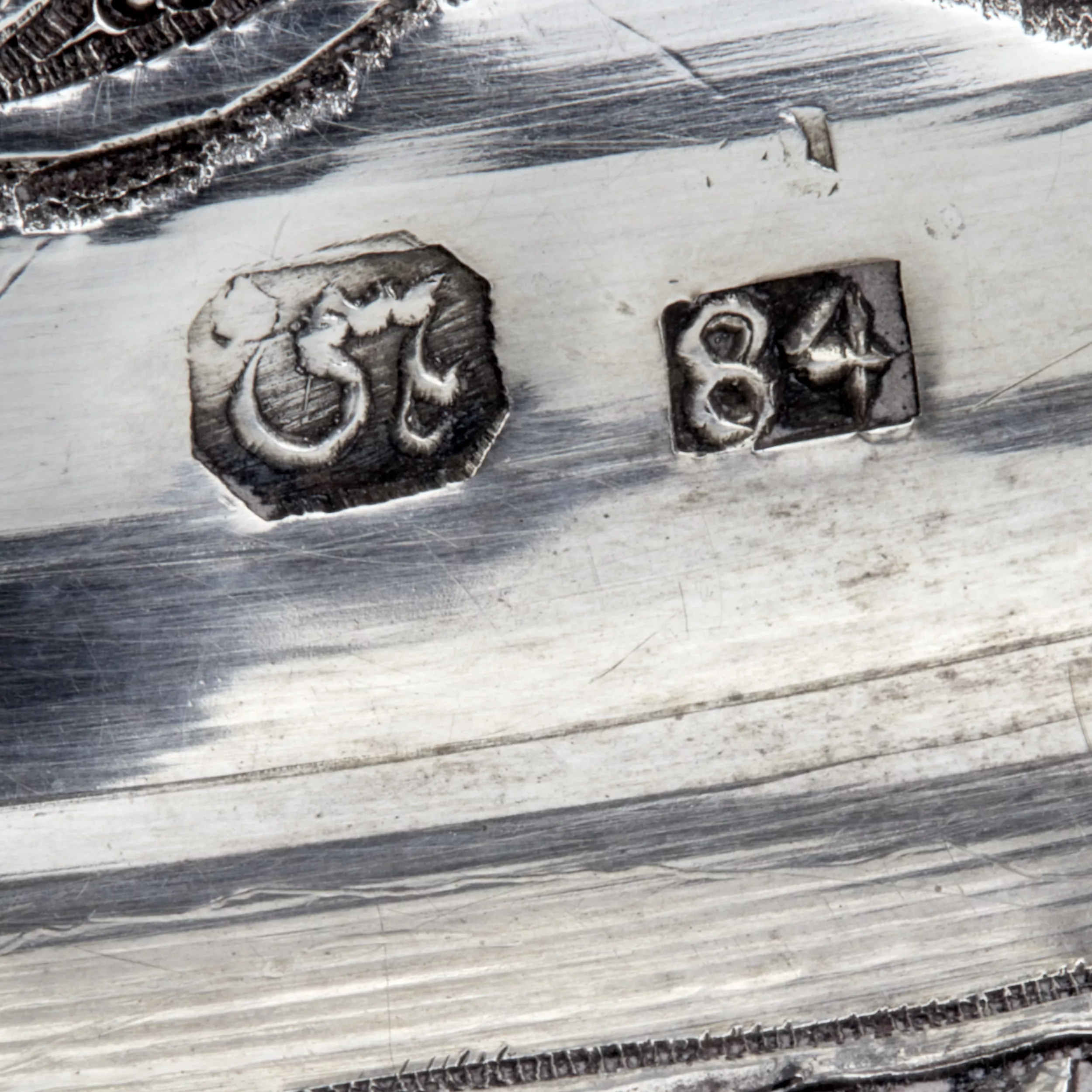 Une paire de vases persans en argent en forme damphore. 