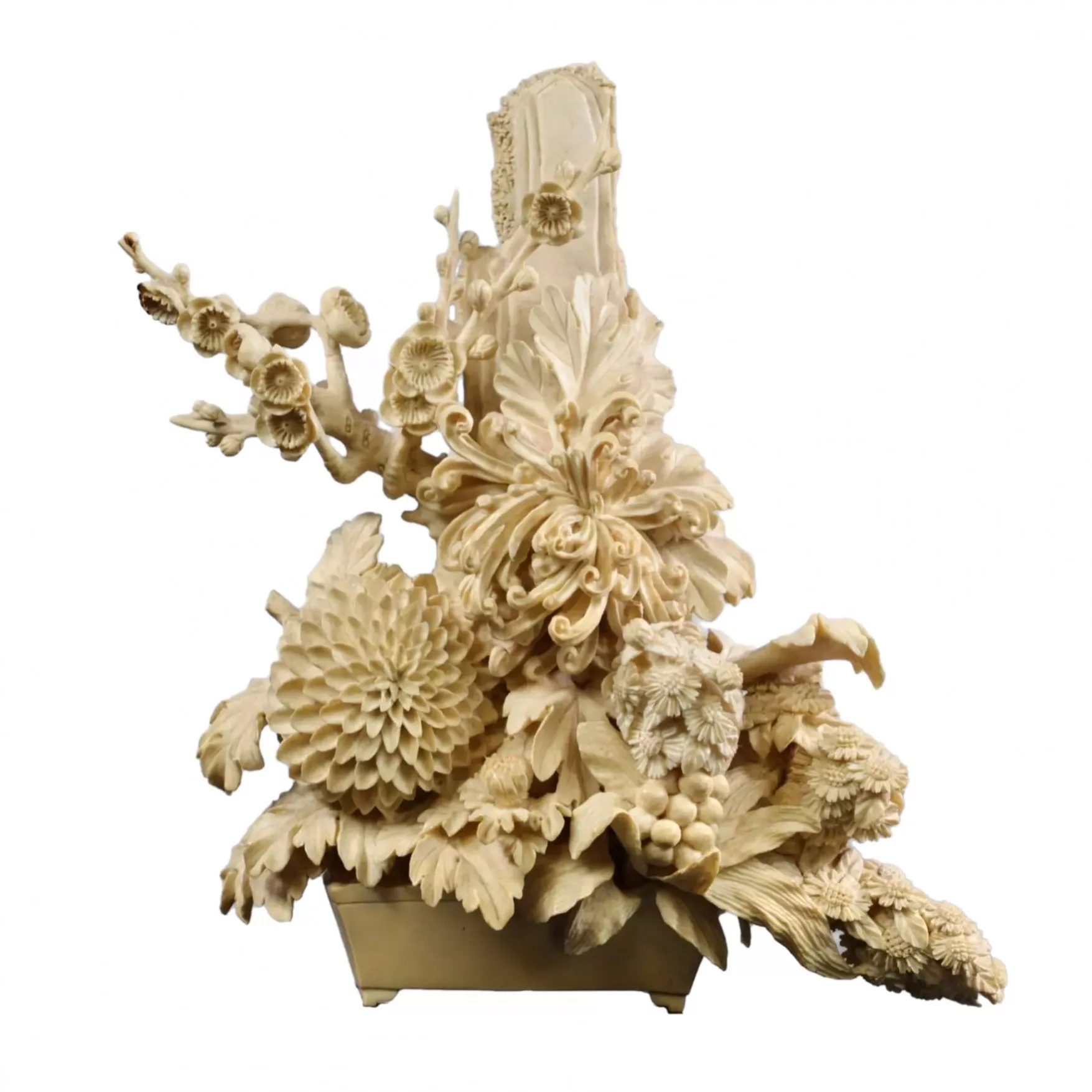 IKEBANA « FLEURS ». COMPOSITION SCULPTÉE EN OS. JAPON, ÉPOQUE MEIJI, FIN DU XIXE SIÈCLE