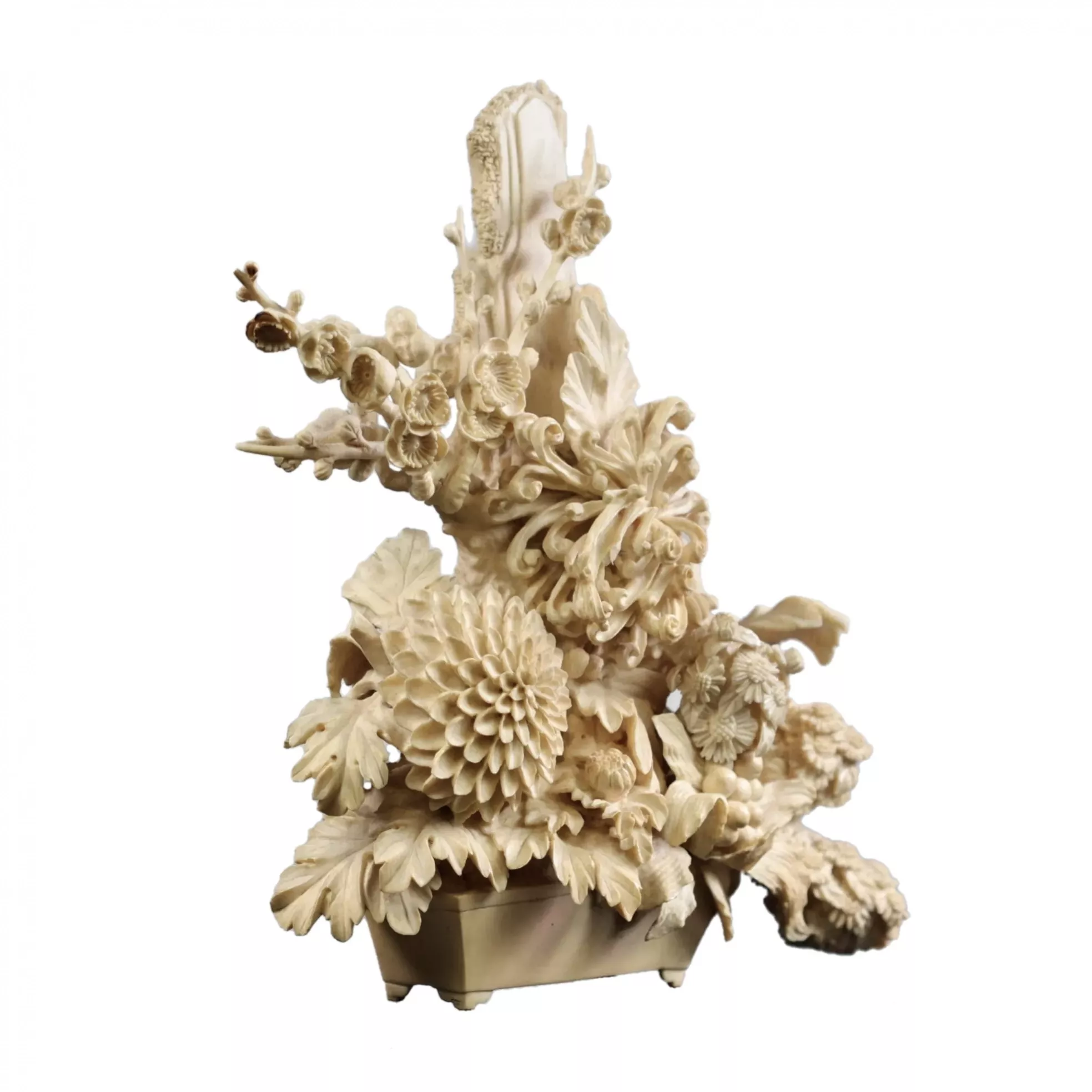IKEBANA « FLEURS ». COMPOSITION SCULPTÉE EN OS. JAPON, ÉPOQUE MEIJI, FIN DU XIXE SIÈCLE