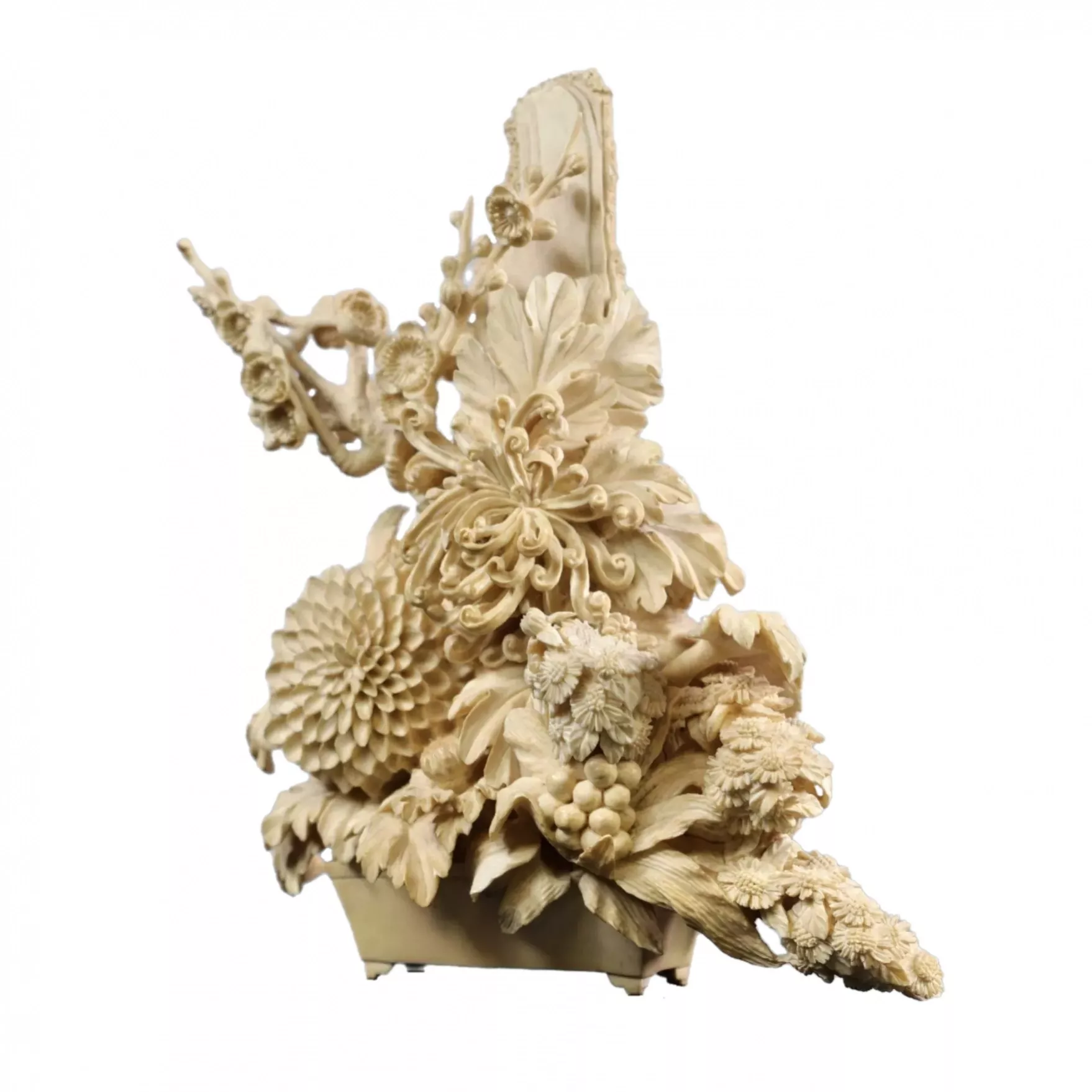 IKEBANA « FLEURS ». COMPOSITION SCULPTÉE EN OS. JAPON, ÉPOQUE MEIJI, FIN DU XIXE SIÈCLE