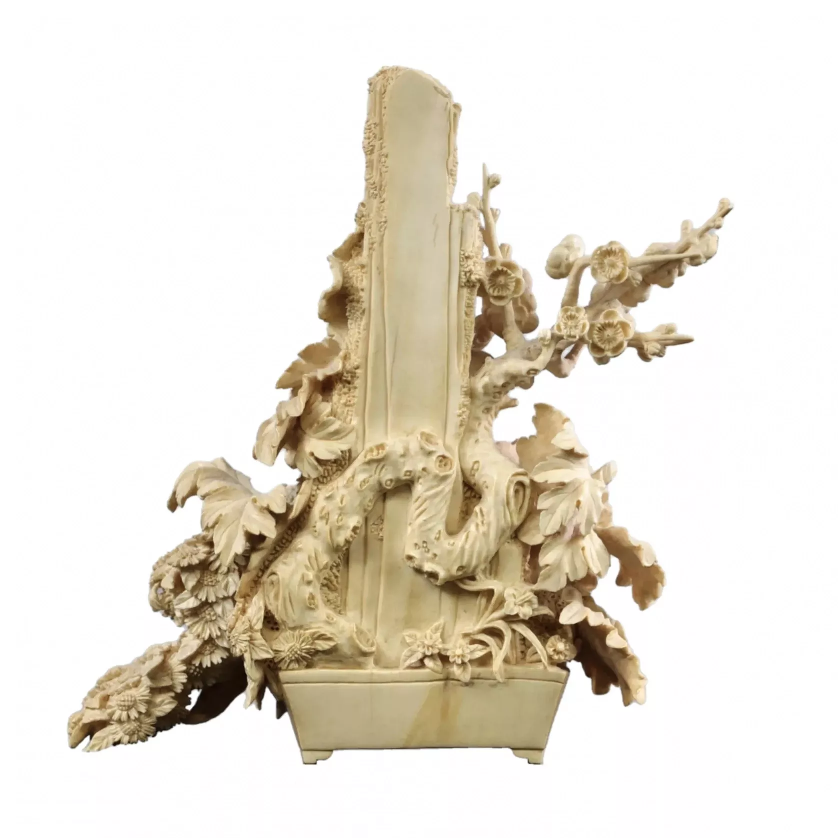 IKEBANA « FLEURS ». COMPOSITION SCULPTÉE EN OS. JAPON, ÉPOQUE MEIJI, FIN DU XIXE SIÈCLE