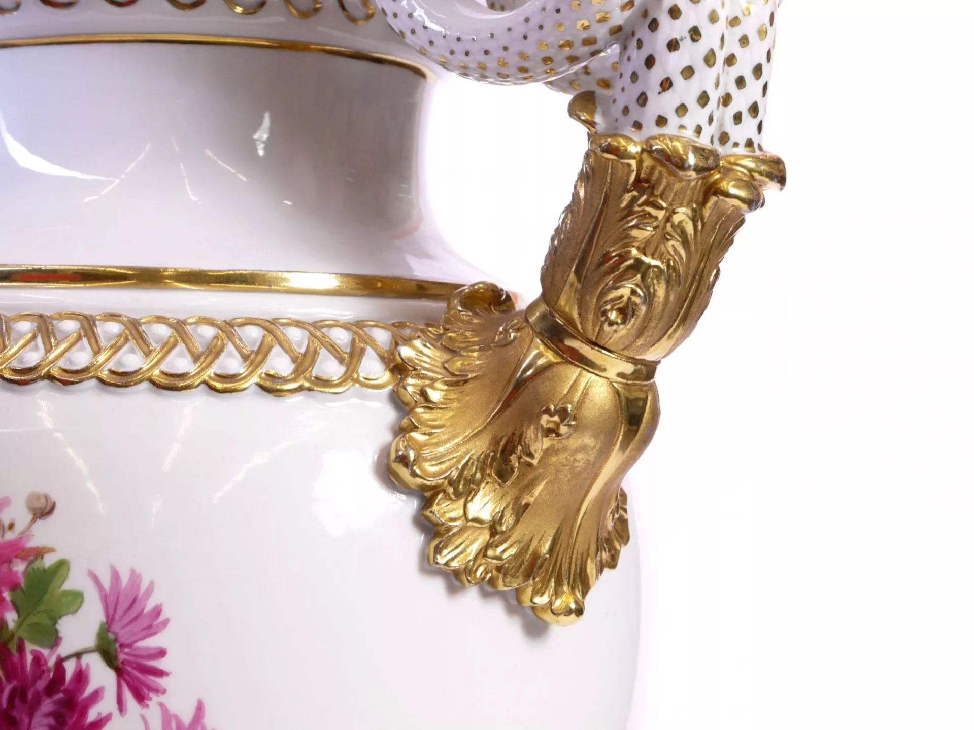 Grand vase en porcelaine - Chrysanthèmes rouges. Meissen. 