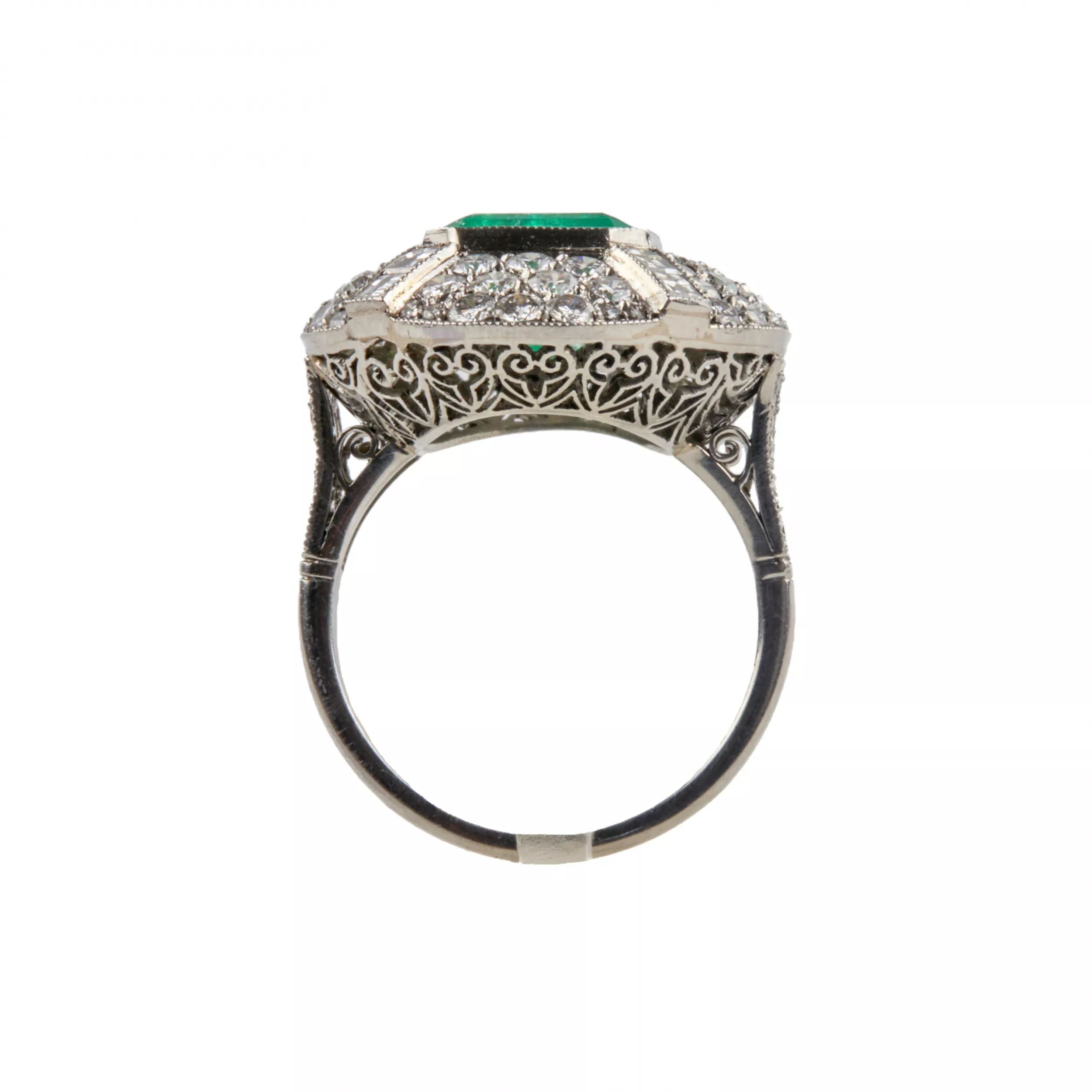 Bague cocktail Art Deco avec emeraude et diamants. 