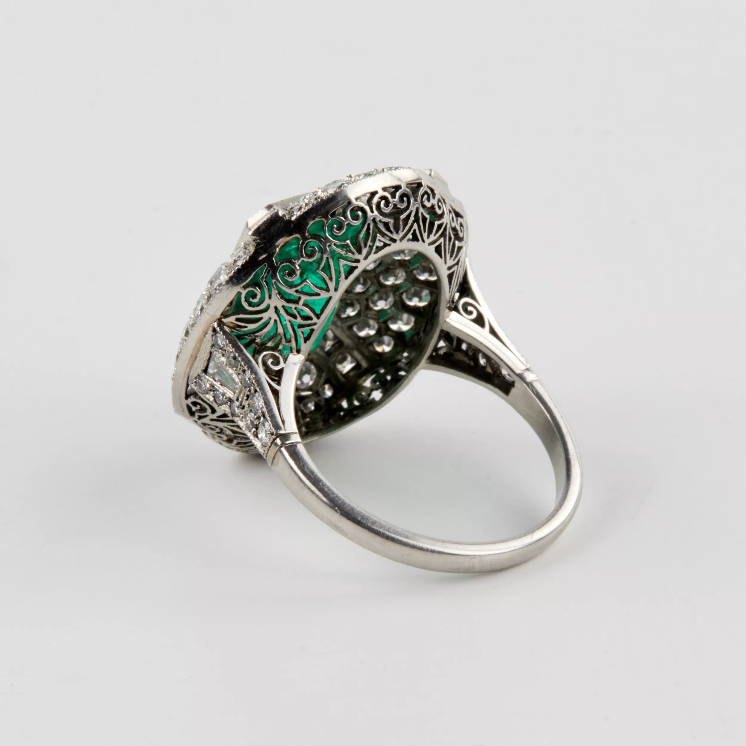 Bague cocktail Art Deco avec emeraude et diamants. 