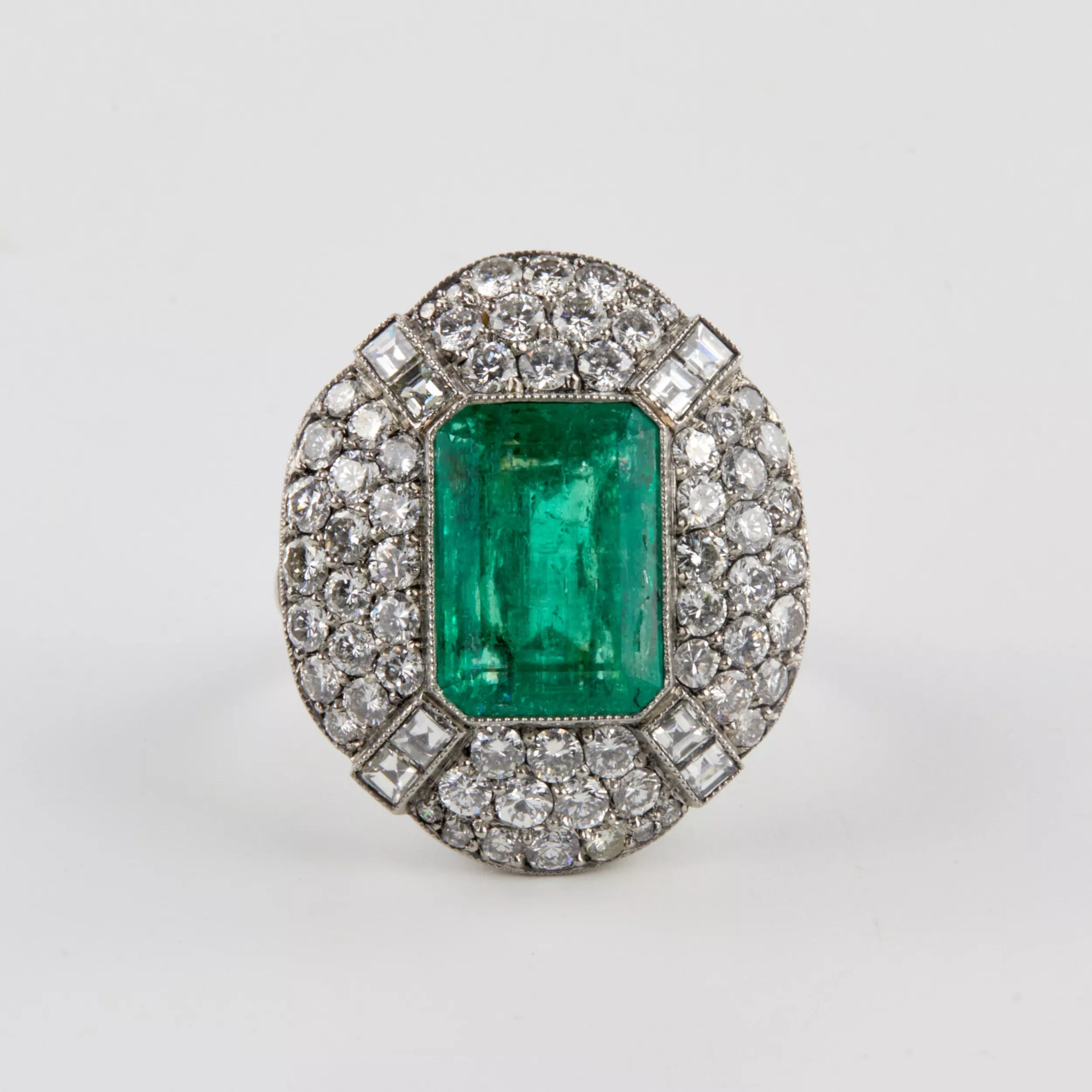 Bague cocktail Art Deco avec emeraude et diamants. 