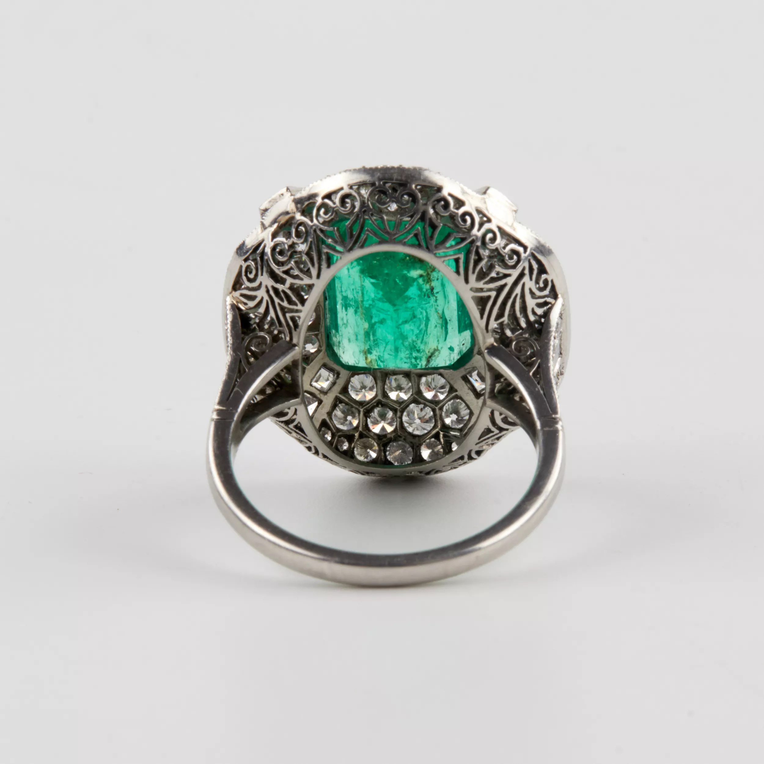 Bague cocktail Art Deco avec emeraude et diamants. 