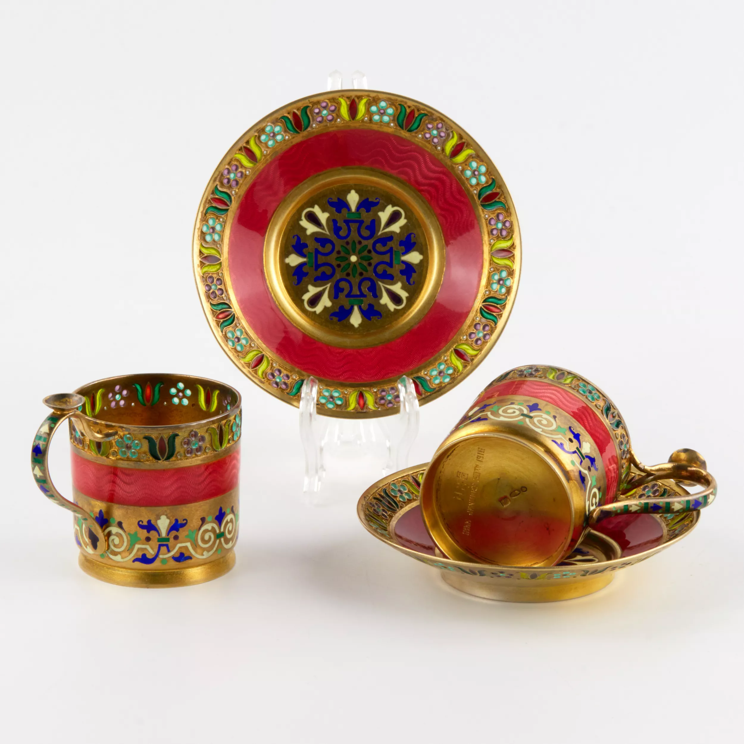 Six tasses et soucoupes en argent, en Ã©maux, 11 artels. 