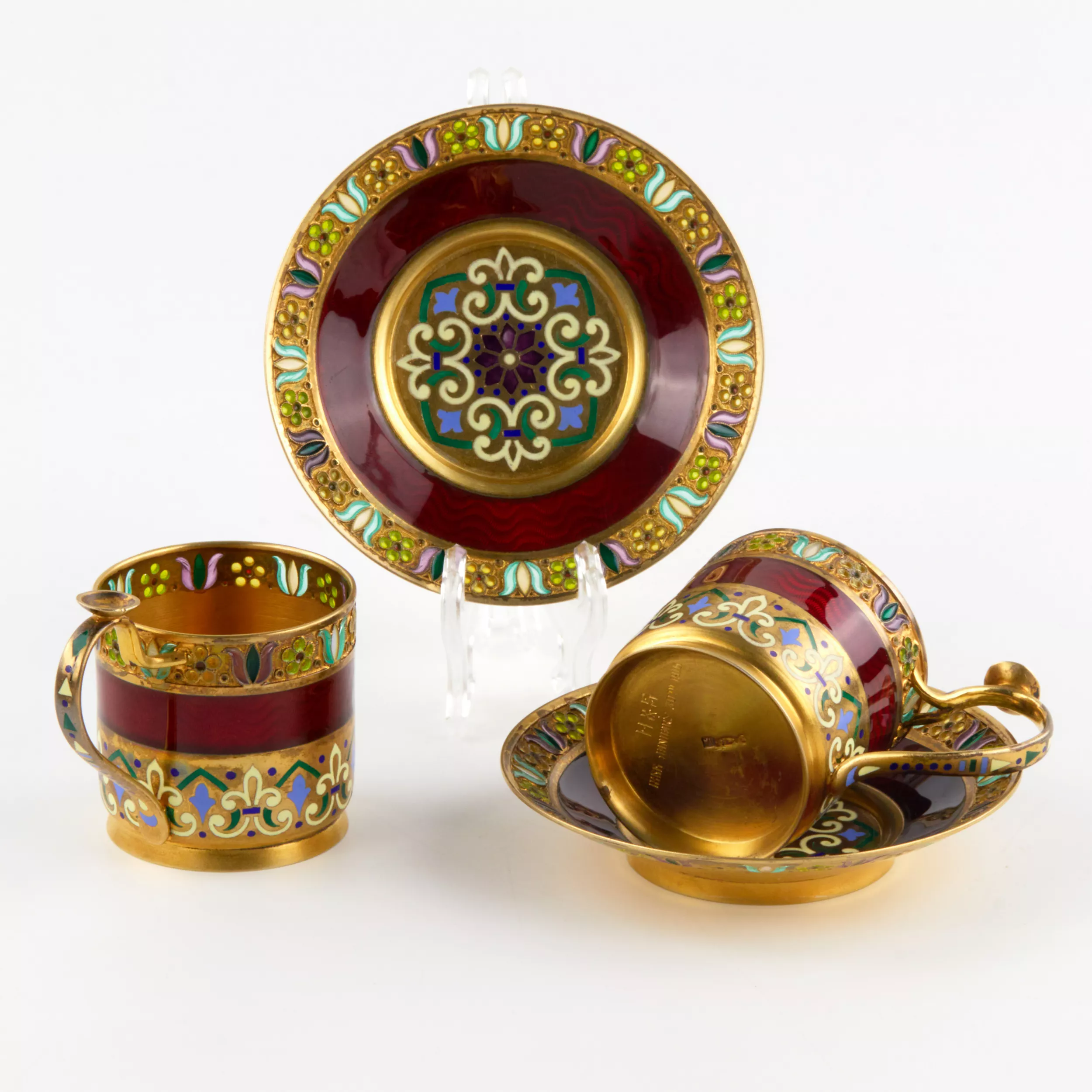 Six tasses et soucoupes en argent, en Ã©maux, 11 artels. 