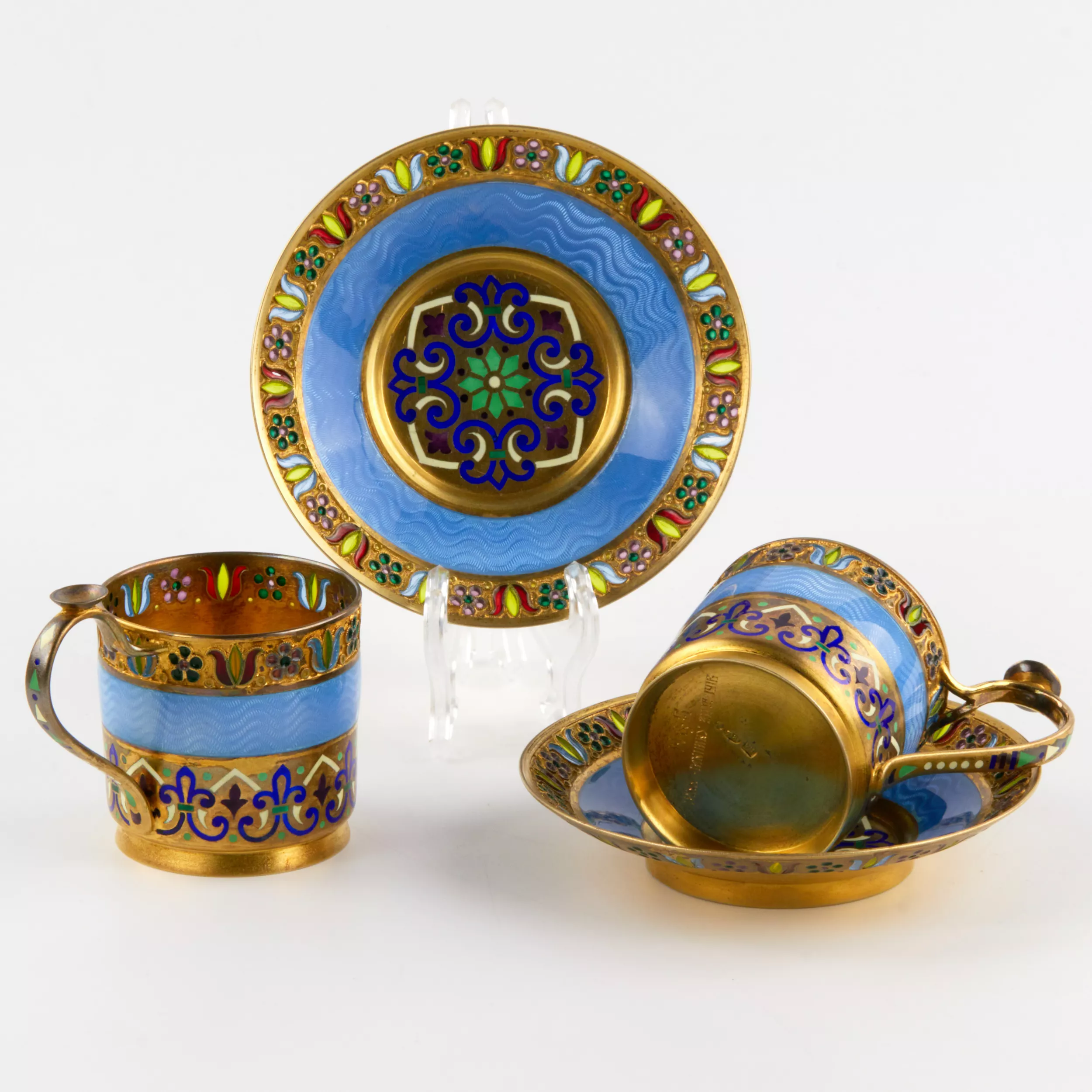 Six tasses et soucoupes en argent, en Ã©maux, 11 artels. 