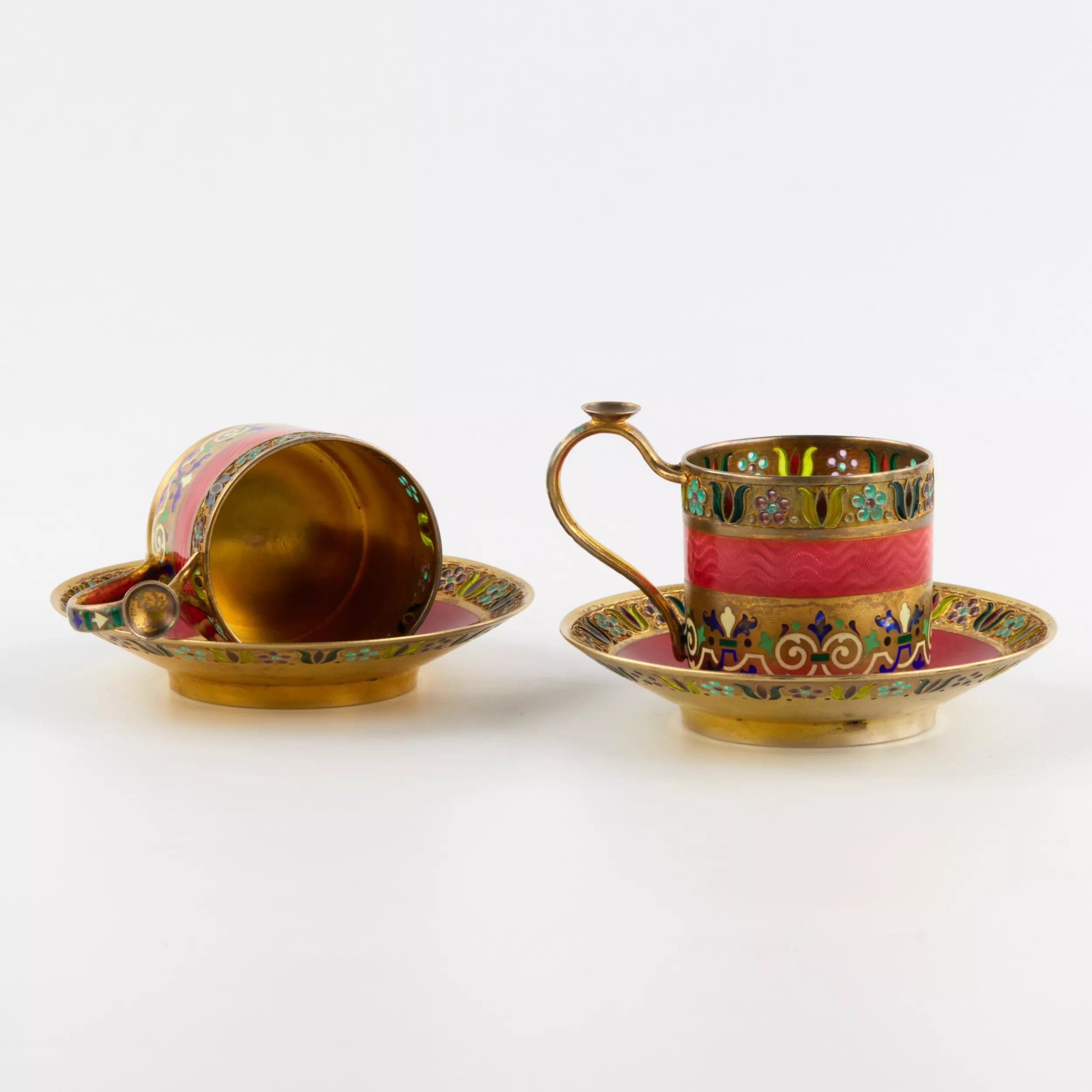 Six tasses et soucoupes en argent, en Ã©maux, 11 artels. 