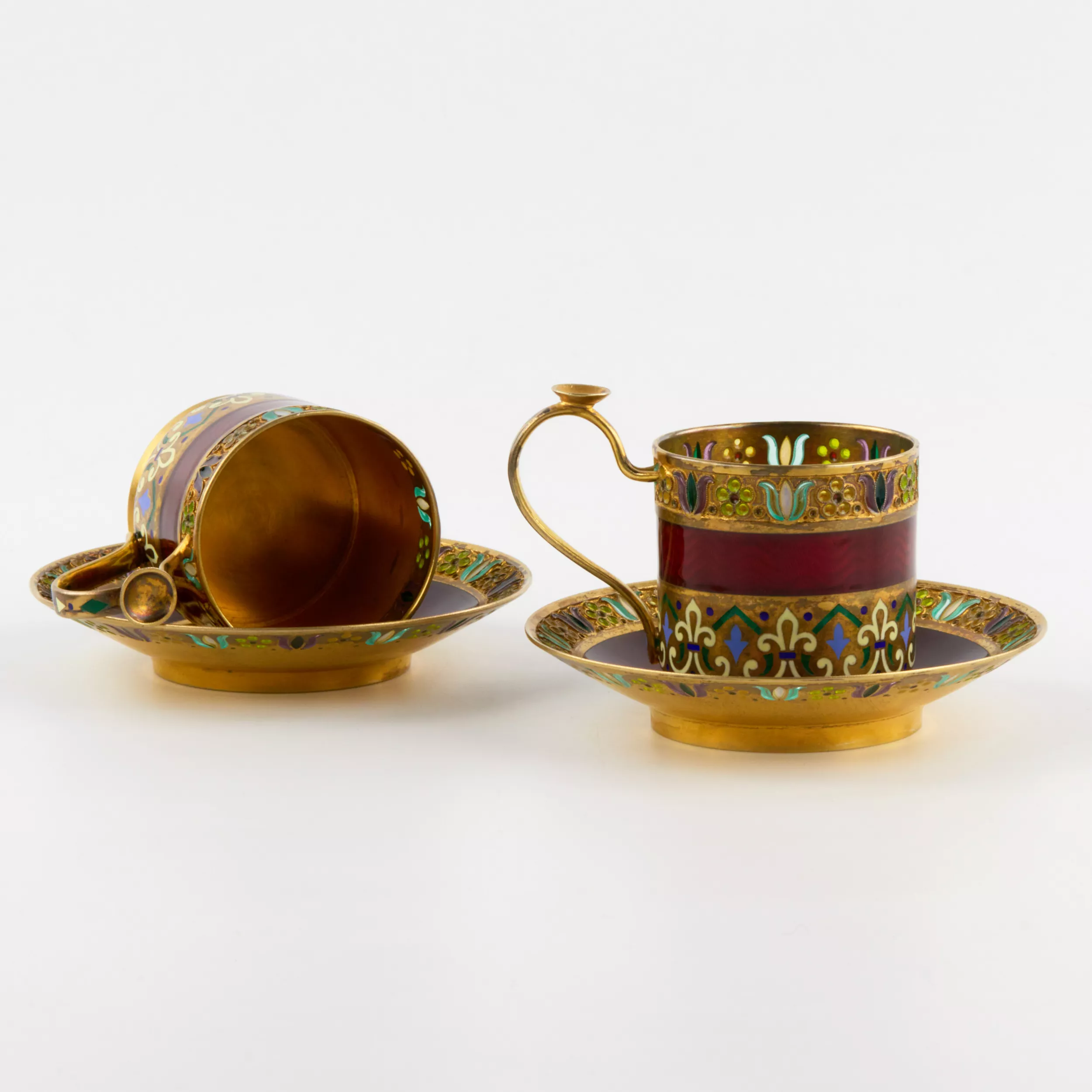 Six tasses et soucoupes en argent, en Ã©maux, 11 artels. 