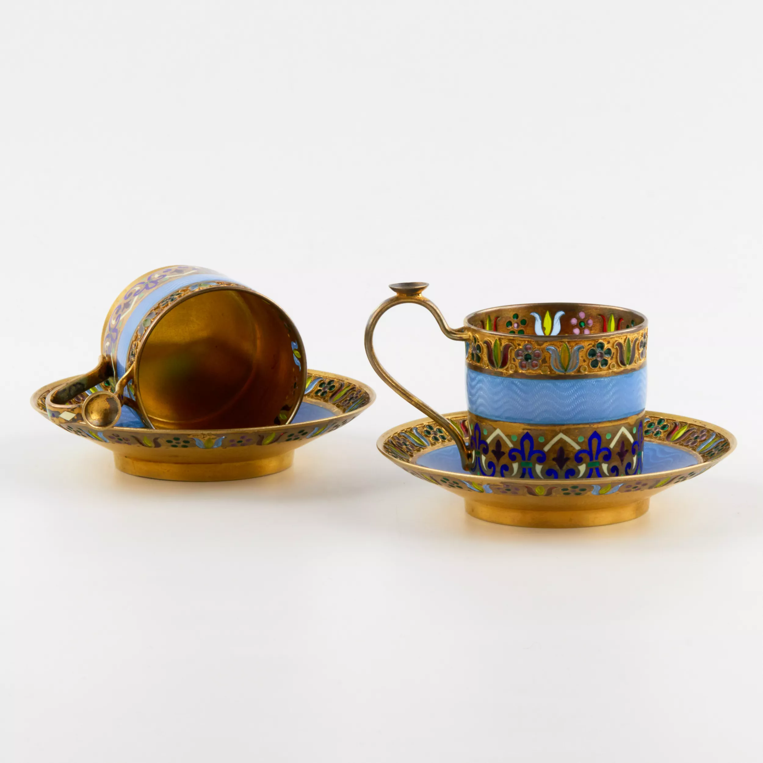 Six tasses et soucoupes en argent, en Ã©maux, 11 artels. 