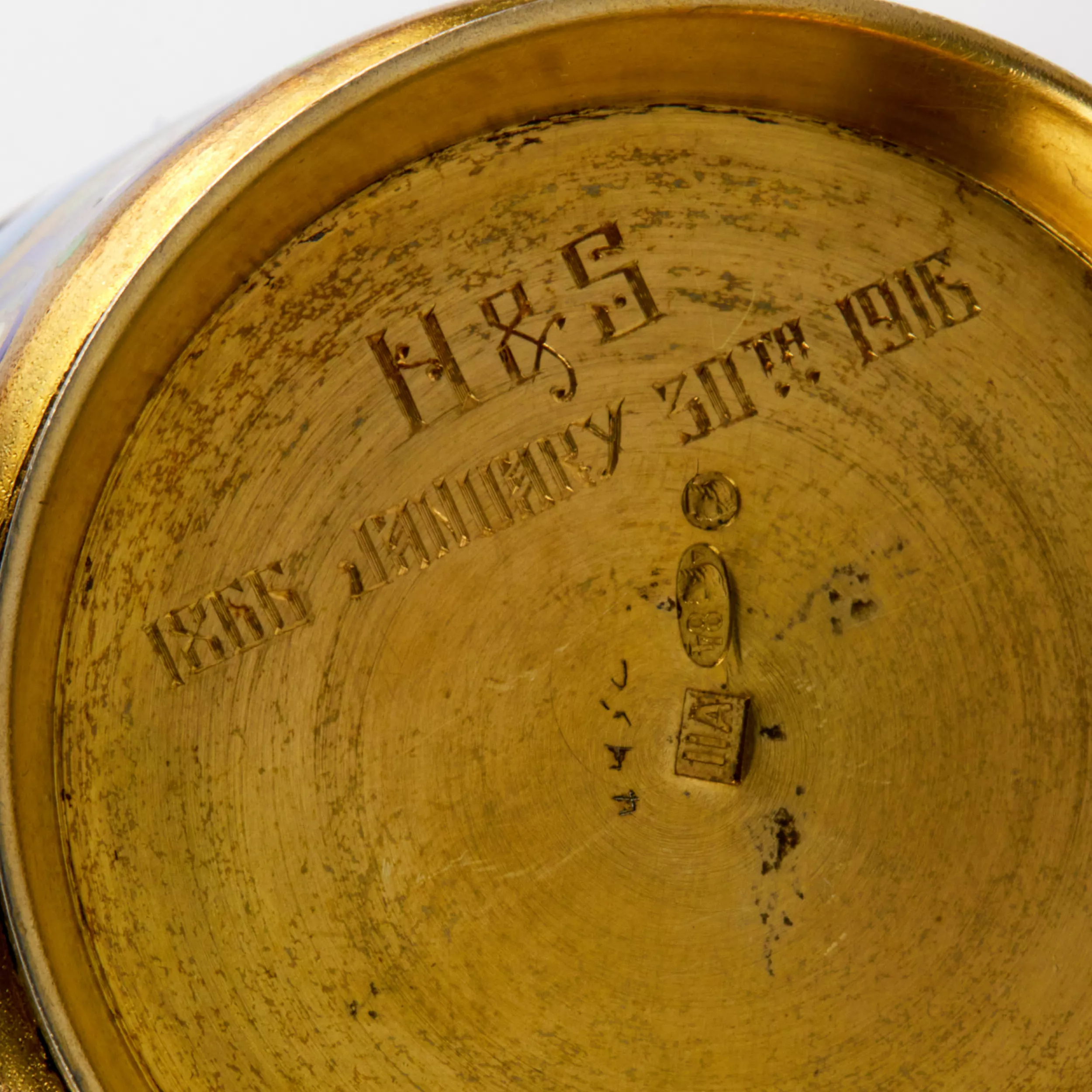 Six tasses et soucoupes en argent, en Ã©maux, 11 artels. 