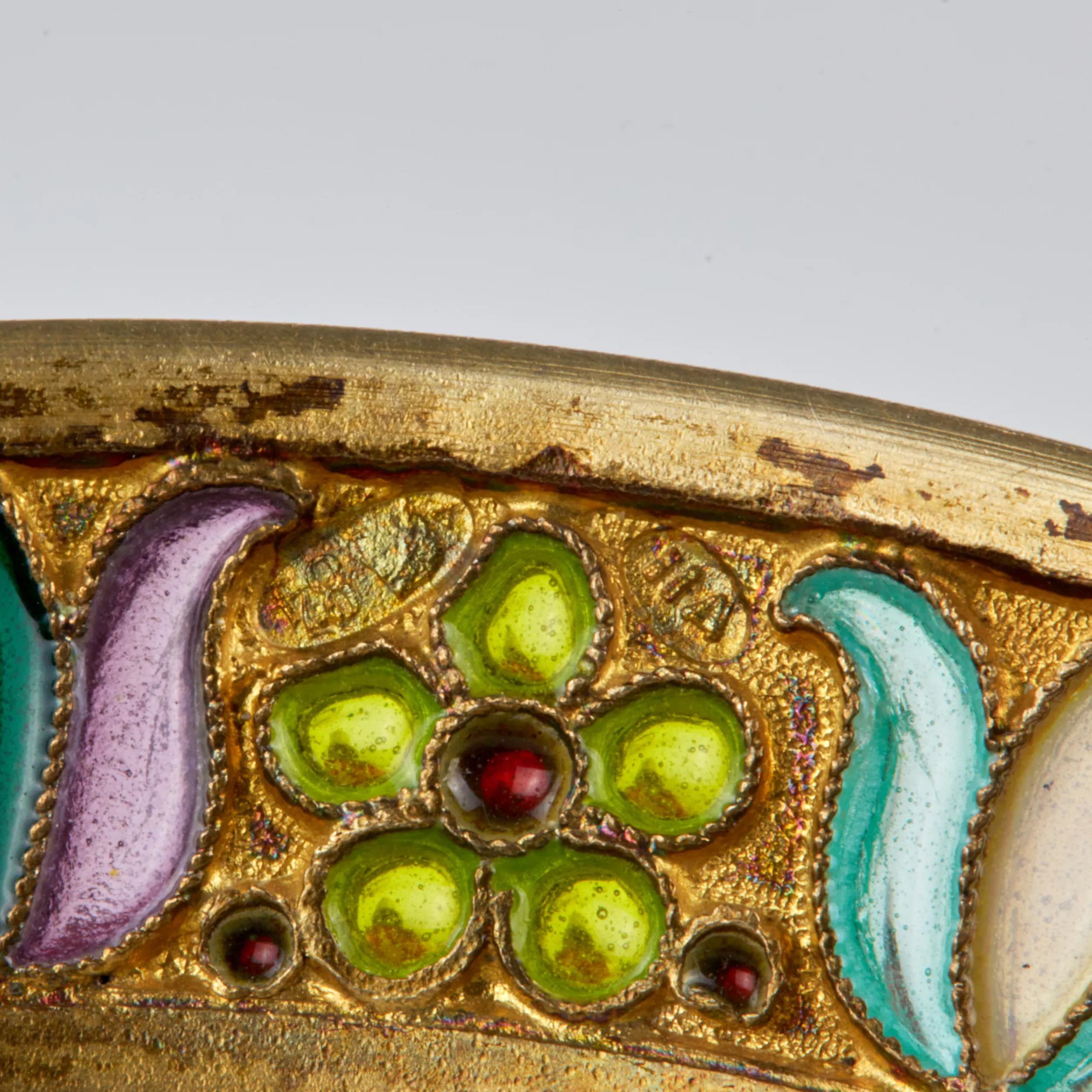 Six tasses et soucoupes en argent, en Ã©maux, 11 artels. 