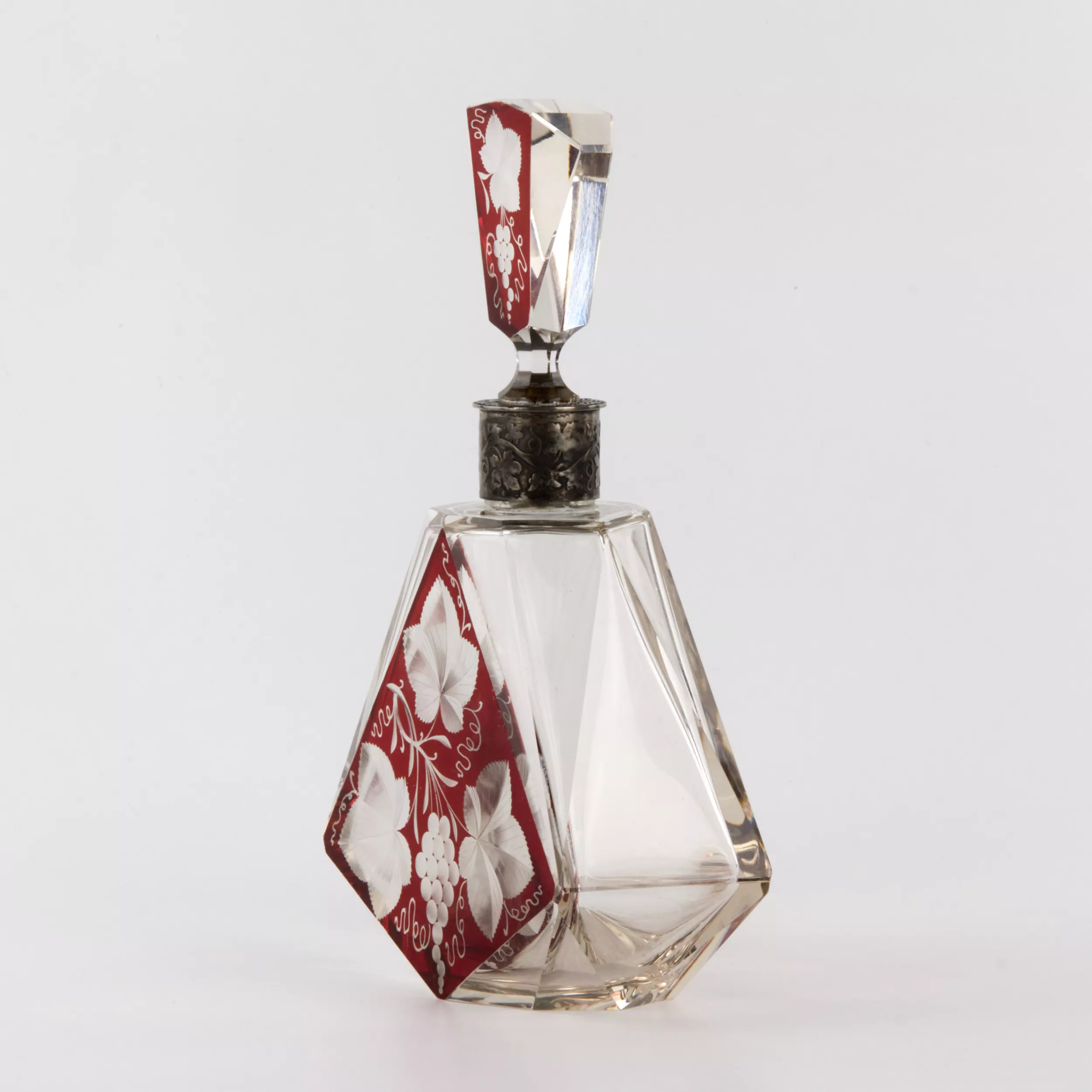 LIQUEUR DECANTER IN RUBY OVERLAY GLASS WITH SILVER MOUNT. LATE 19TH CENTURY