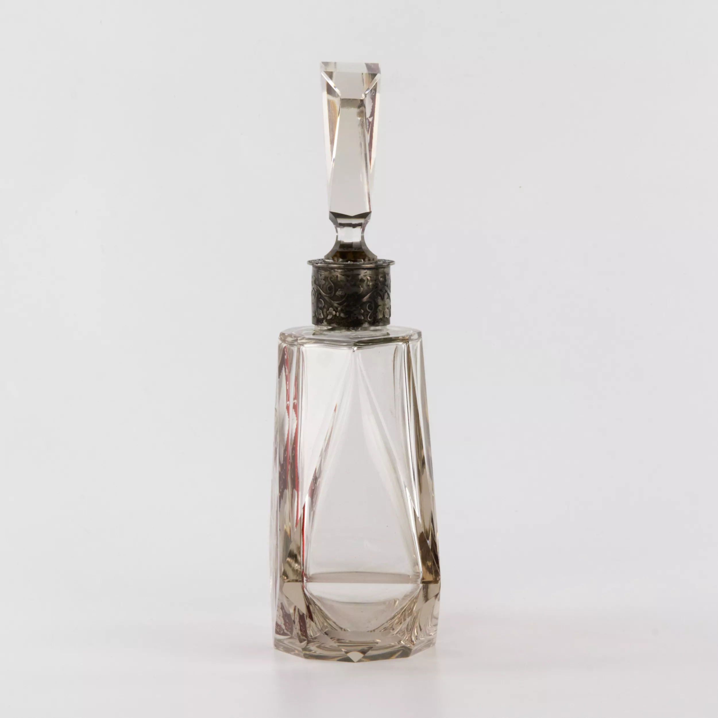 LIQUEUR DECANTER IN RUBY OVERLAY GLASS WITH SILVER MOUNT. LATE 19TH CENTURY