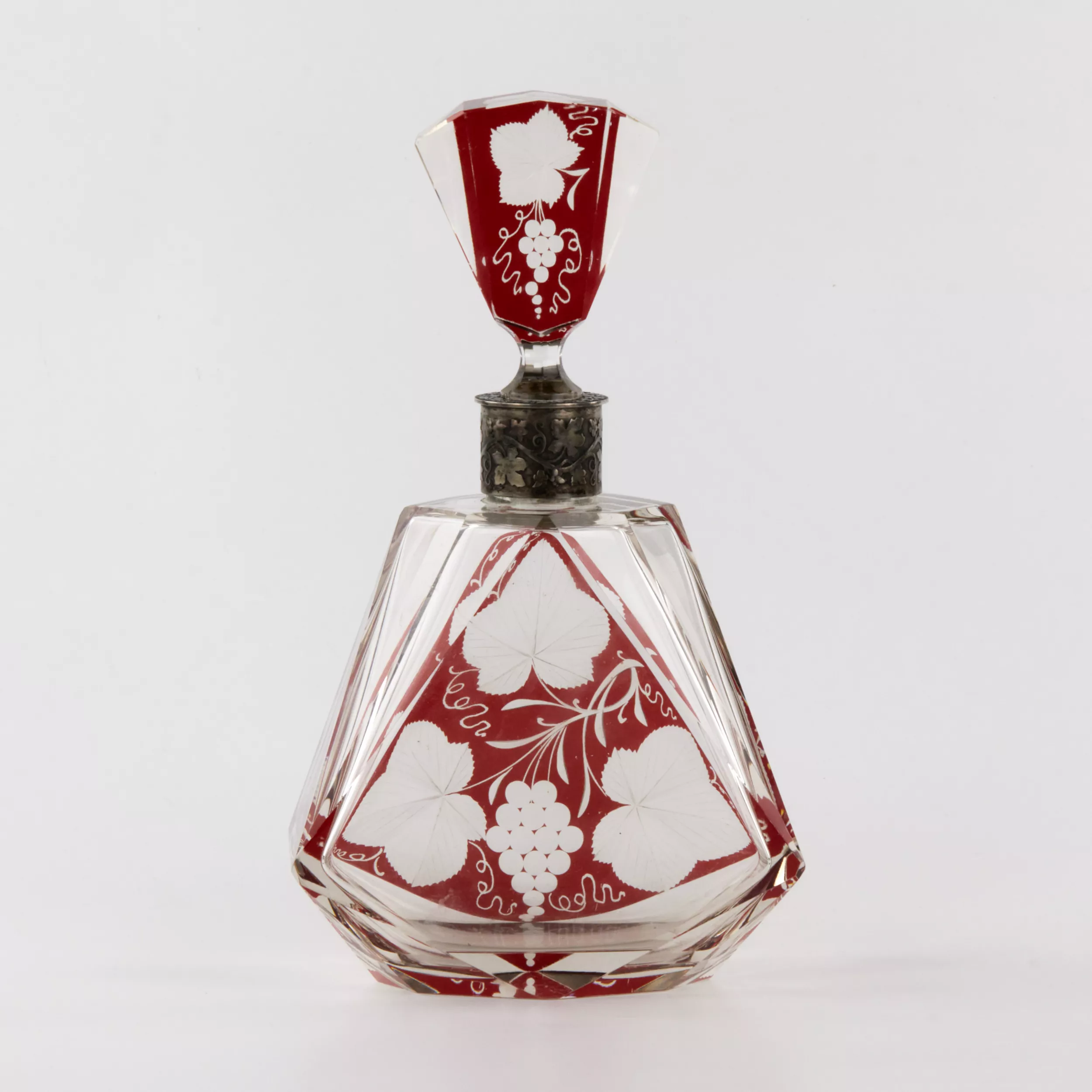 LIQUEUR DECANTER IN RUBY OVERLAY GLASS WITH SILVER MOUNT. LATE 19TH CENTURY