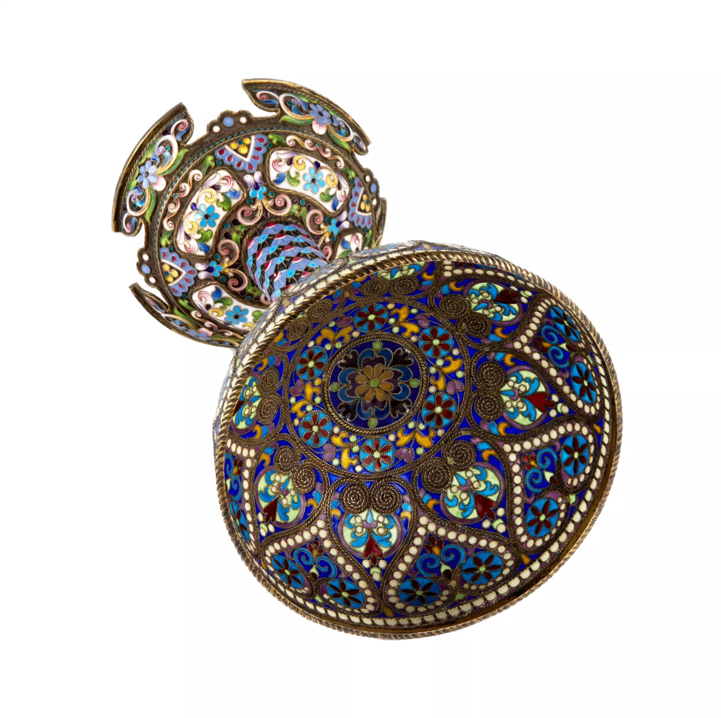 Le magnifique gobelet en argent dIvan Khlebnikov : emaux peints, cloisonnes et vitraux. 
