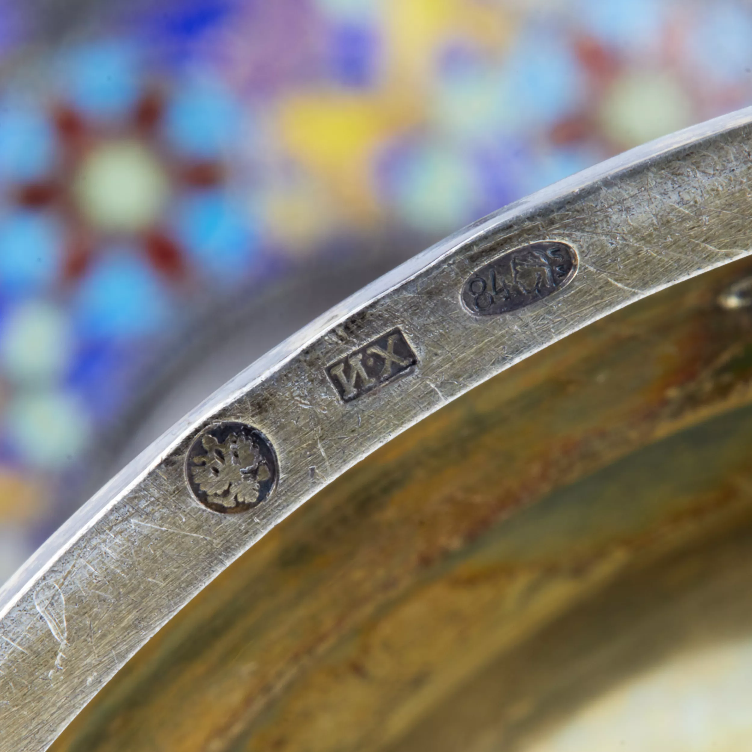 Le magnifique gobelet en argent dIvan Khlebnikov : emaux peints, cloisonnes et vitraux. 