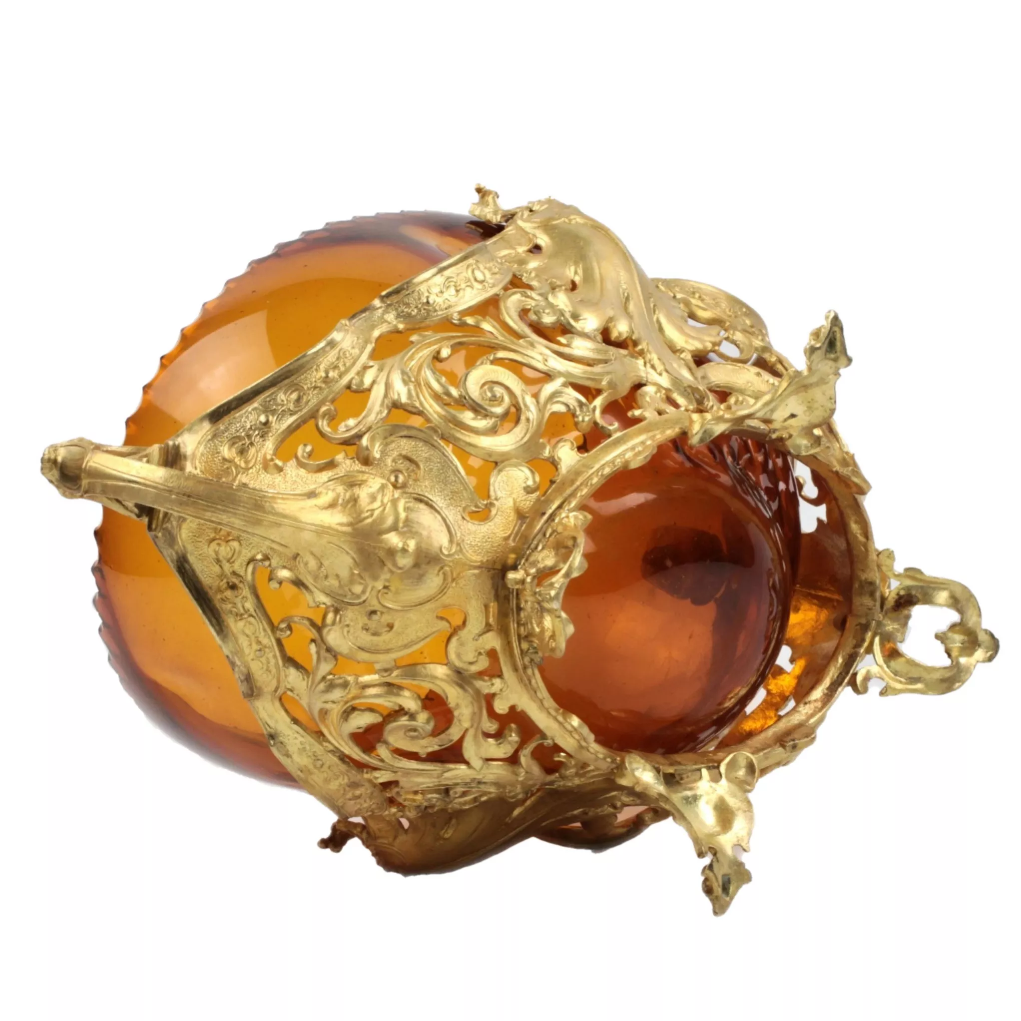 ARDINIÈRE EN BRONZE DORÉ ET VERRE AMBRÉ. EUROPE, TOURNANT DES XIXE ET XXE SIÈCLES