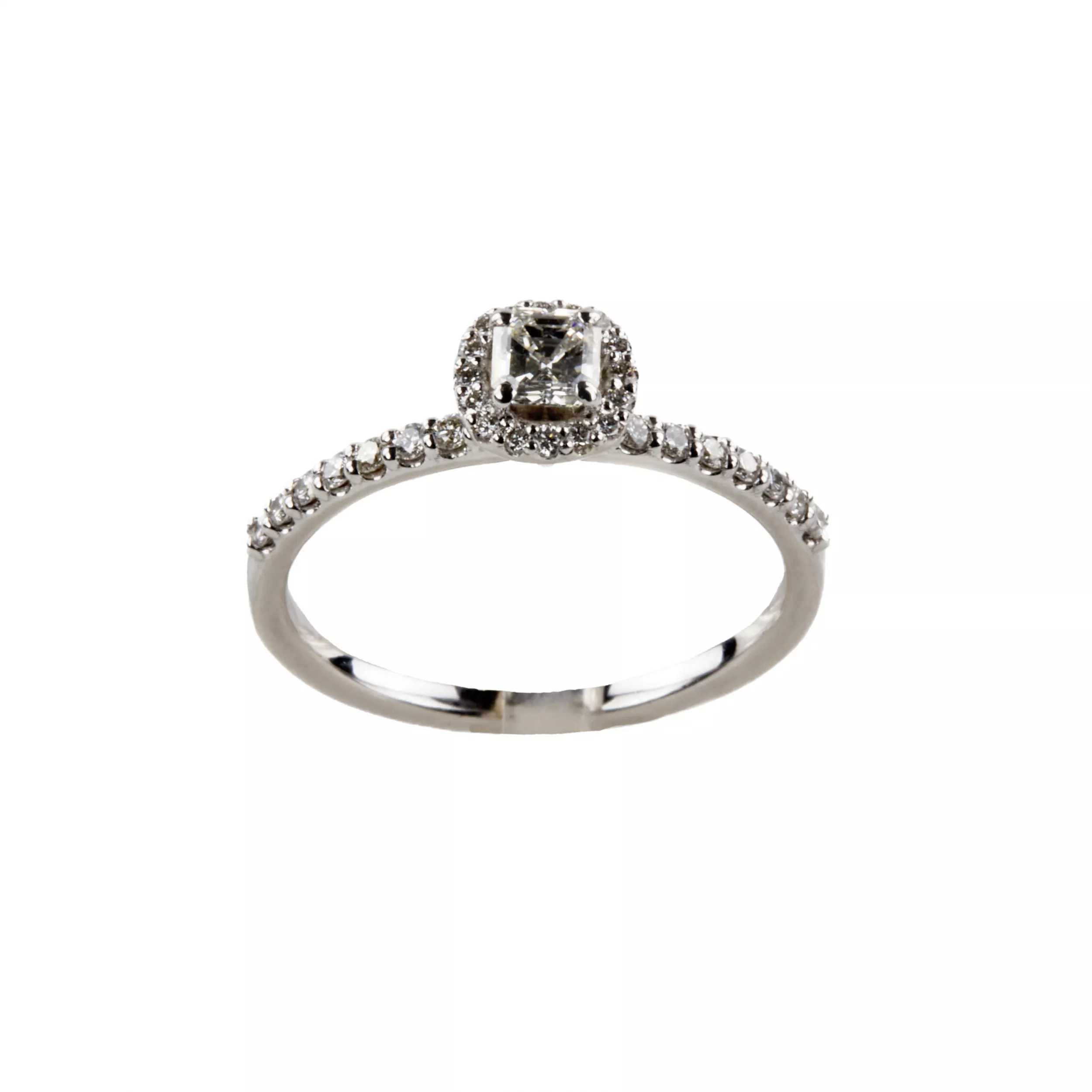 Bague en or blanc avec diamants. 