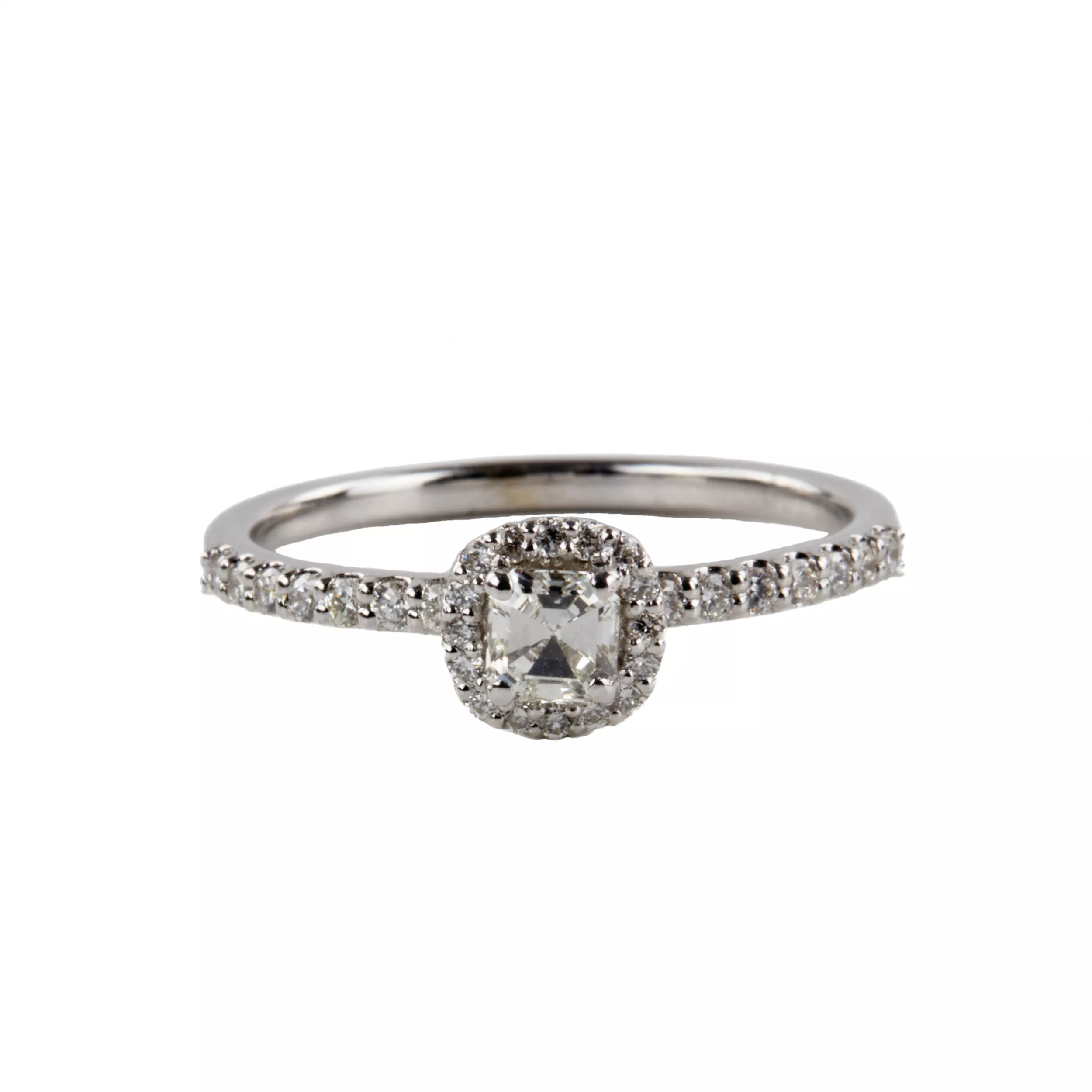 Bague en or blanc avec diamants. 