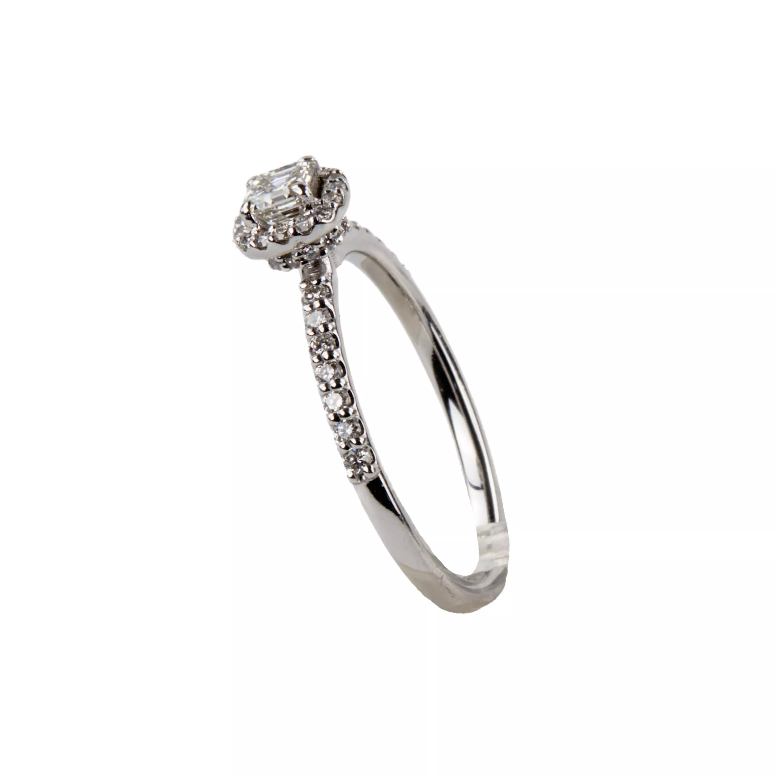 Bague en or blanc avec diamants. 