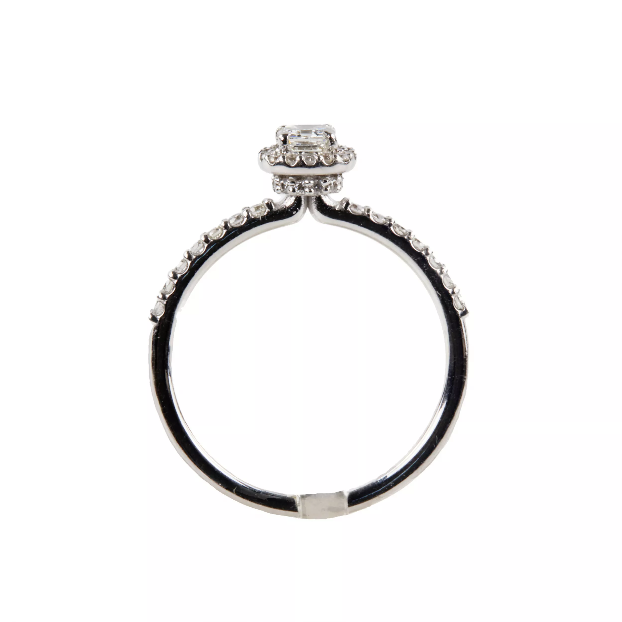 Bague en or blanc avec diamants. 